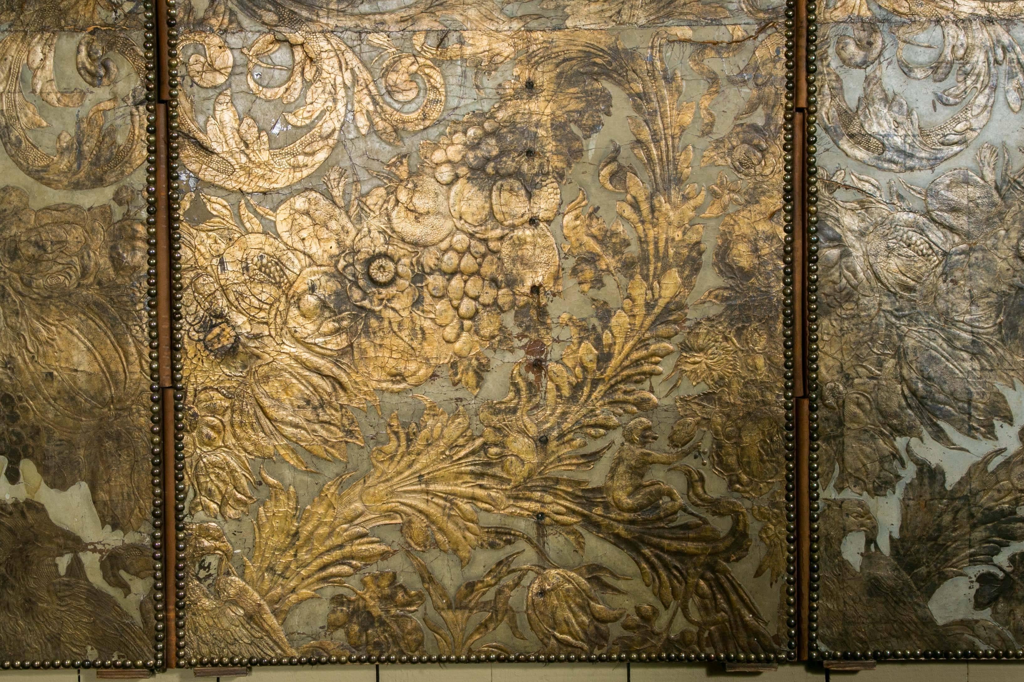 19th Century Four Sheets Screen in Cordoba Leather, Spain, circa 1800 In Good Condition For Sale In Paris, FR