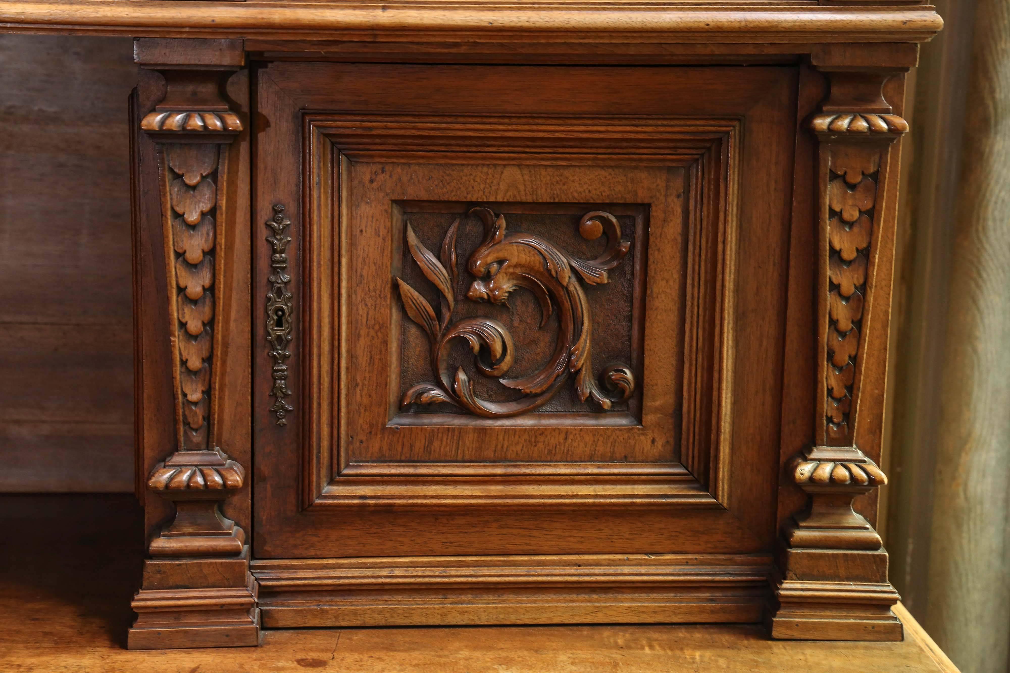 Francese Grande scolpito  Buffet de Corps deux francese del XIX secolo in noce in vendita