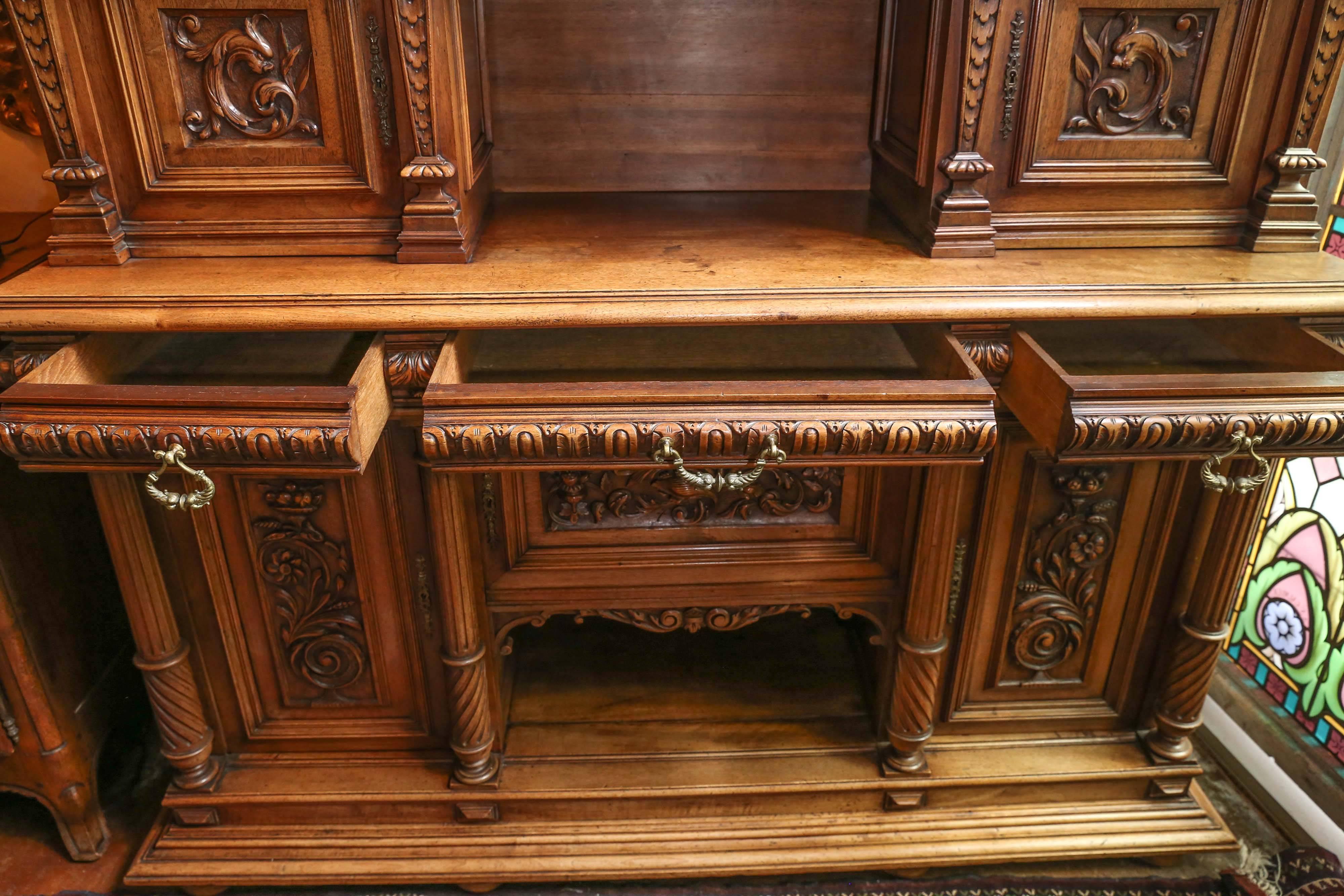 Grande scolpito  Buffet de Corps deux francese del XIX secolo in noce In condizioni ottime in vendita a Houston, TX