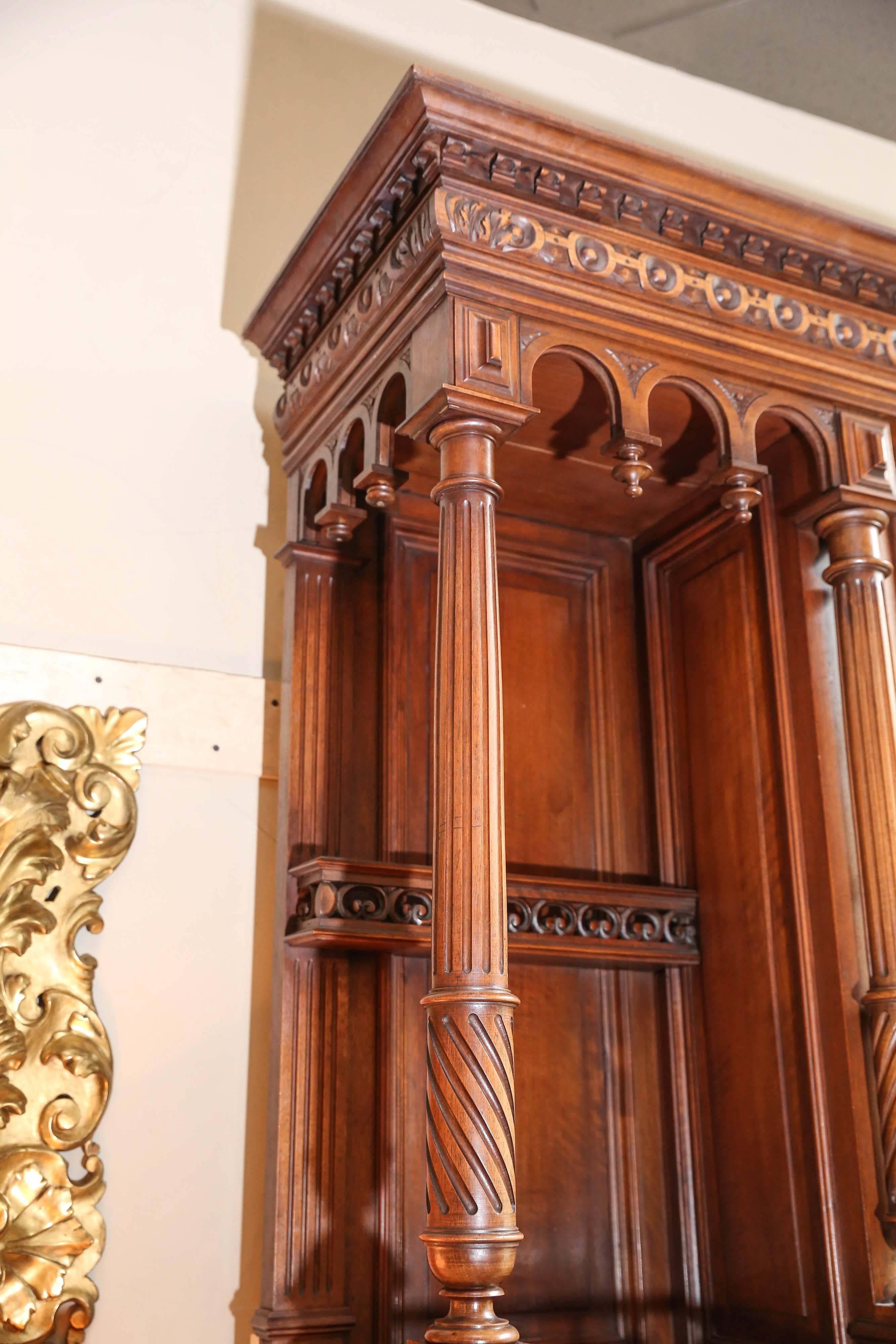 Grande scolpito  Buffet de Corps deux francese del XIX secolo in noce in vendita 4