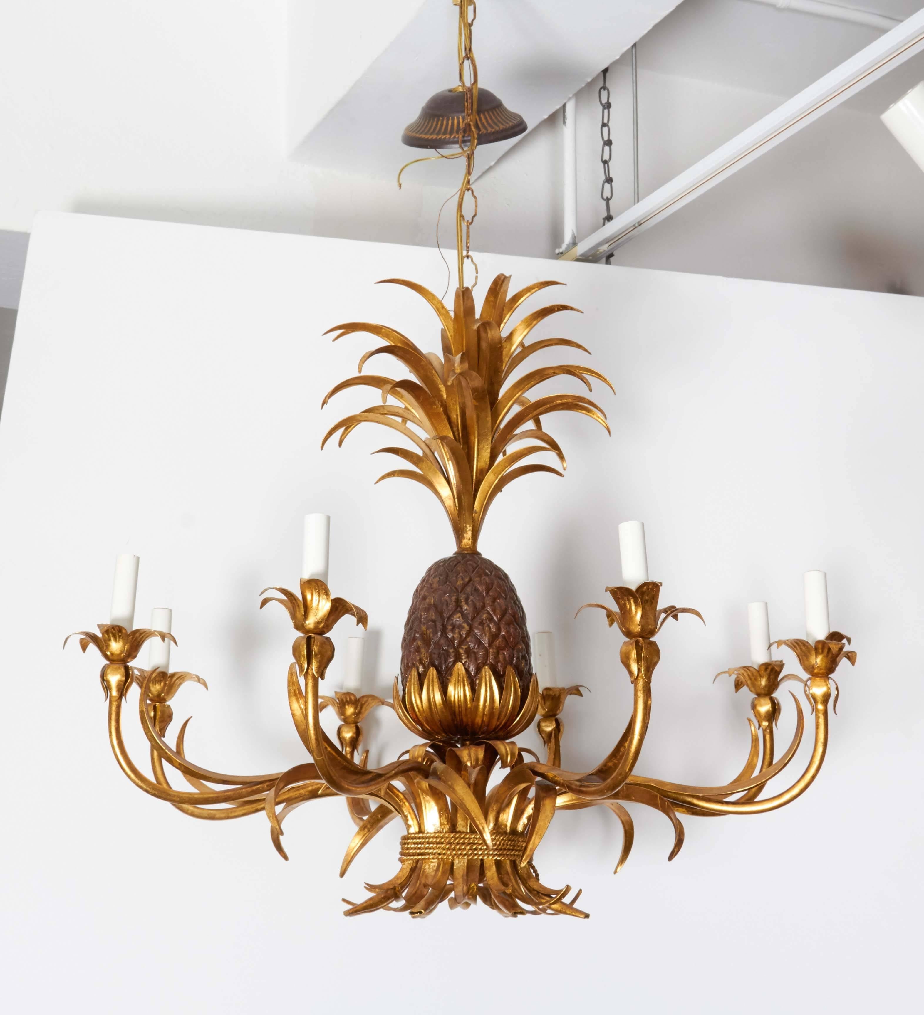 Hollywood Regency Gilt Tole Pineapple Eight-Arm Chandelier In Good Condition In Astoria, NY