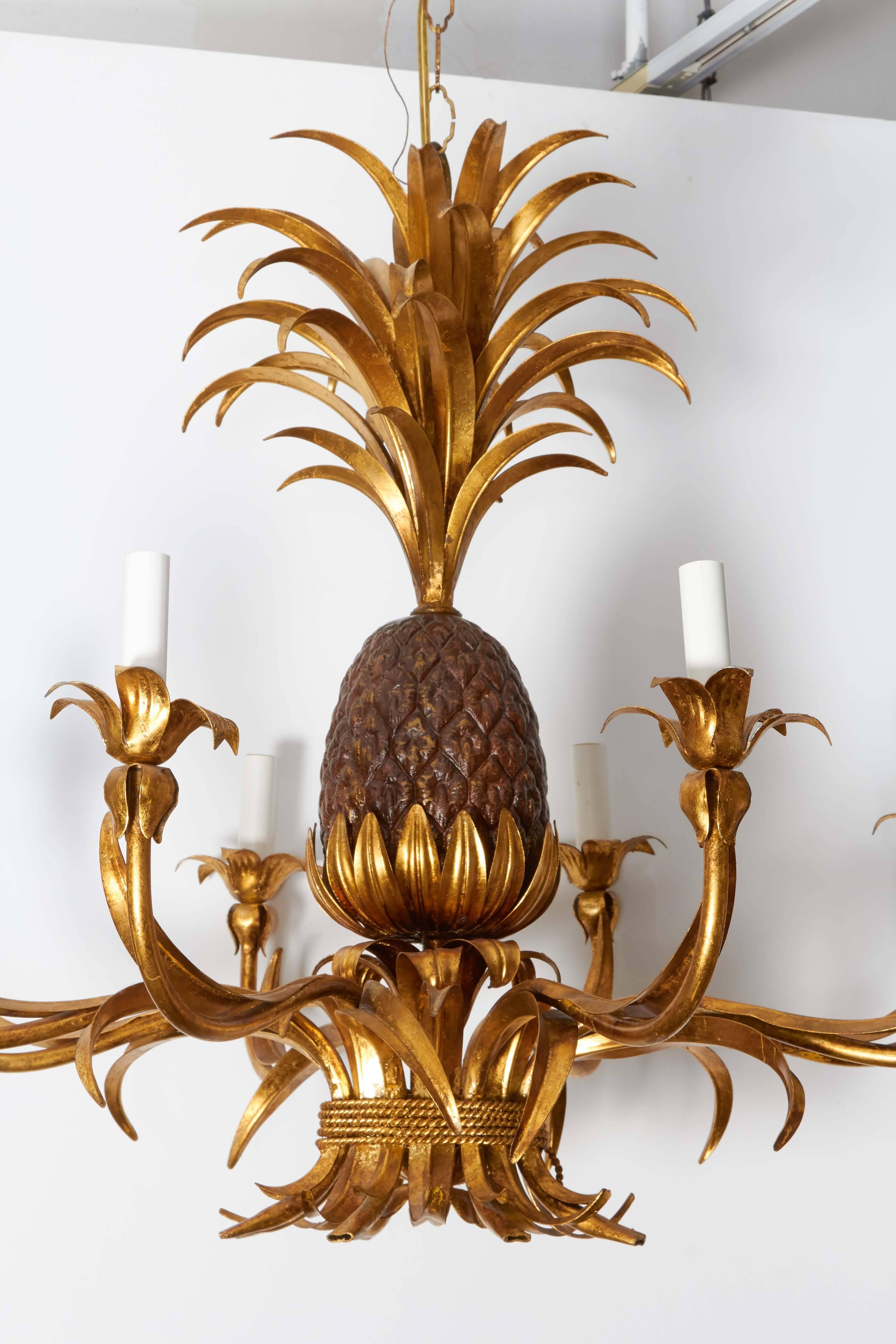 Mid-20th Century Hollywood Regency Gilt Tole Pineapple Eight-Arm Chandelier