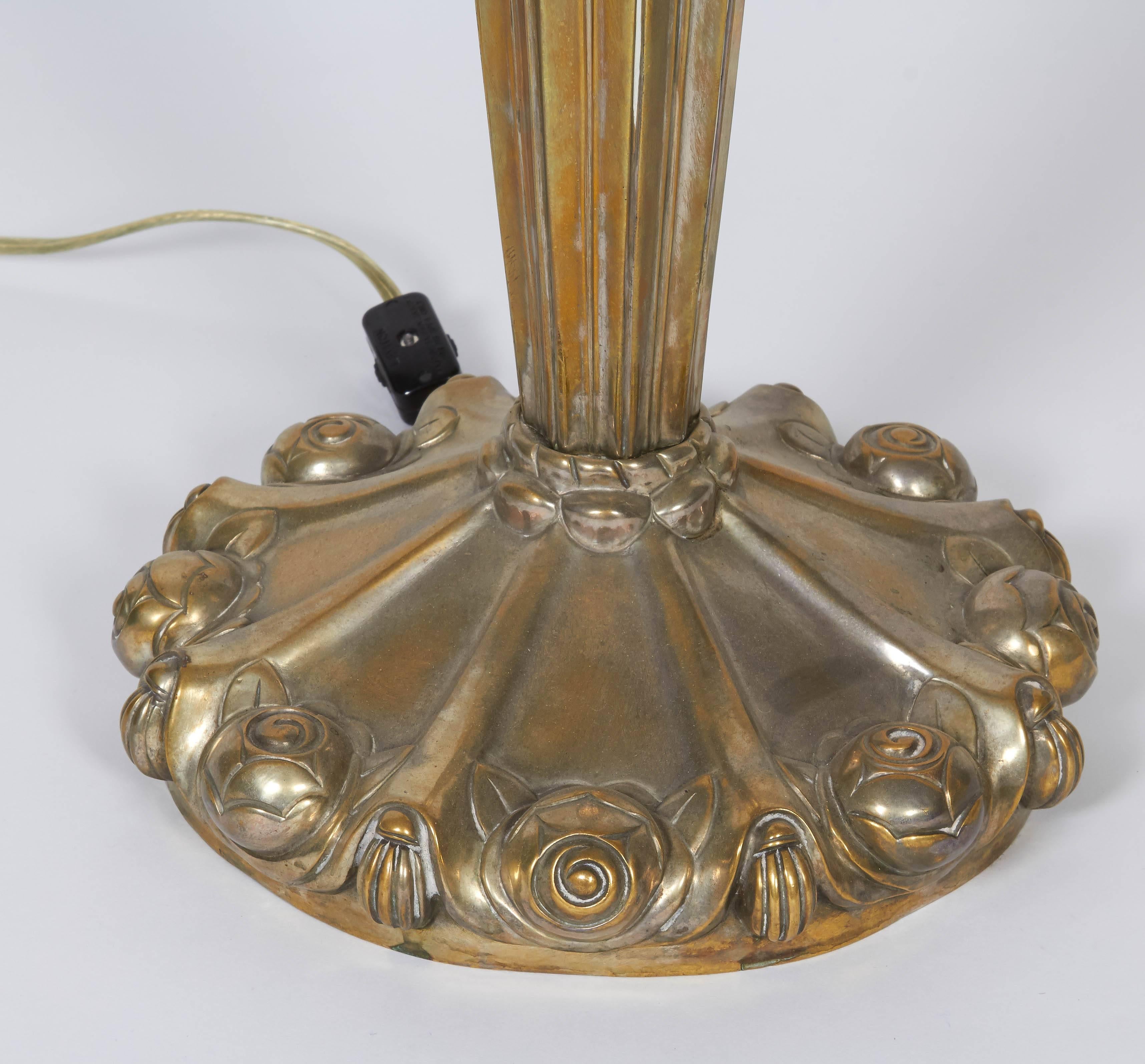 Lampe de table avec un abat-jour original de René Lalique 