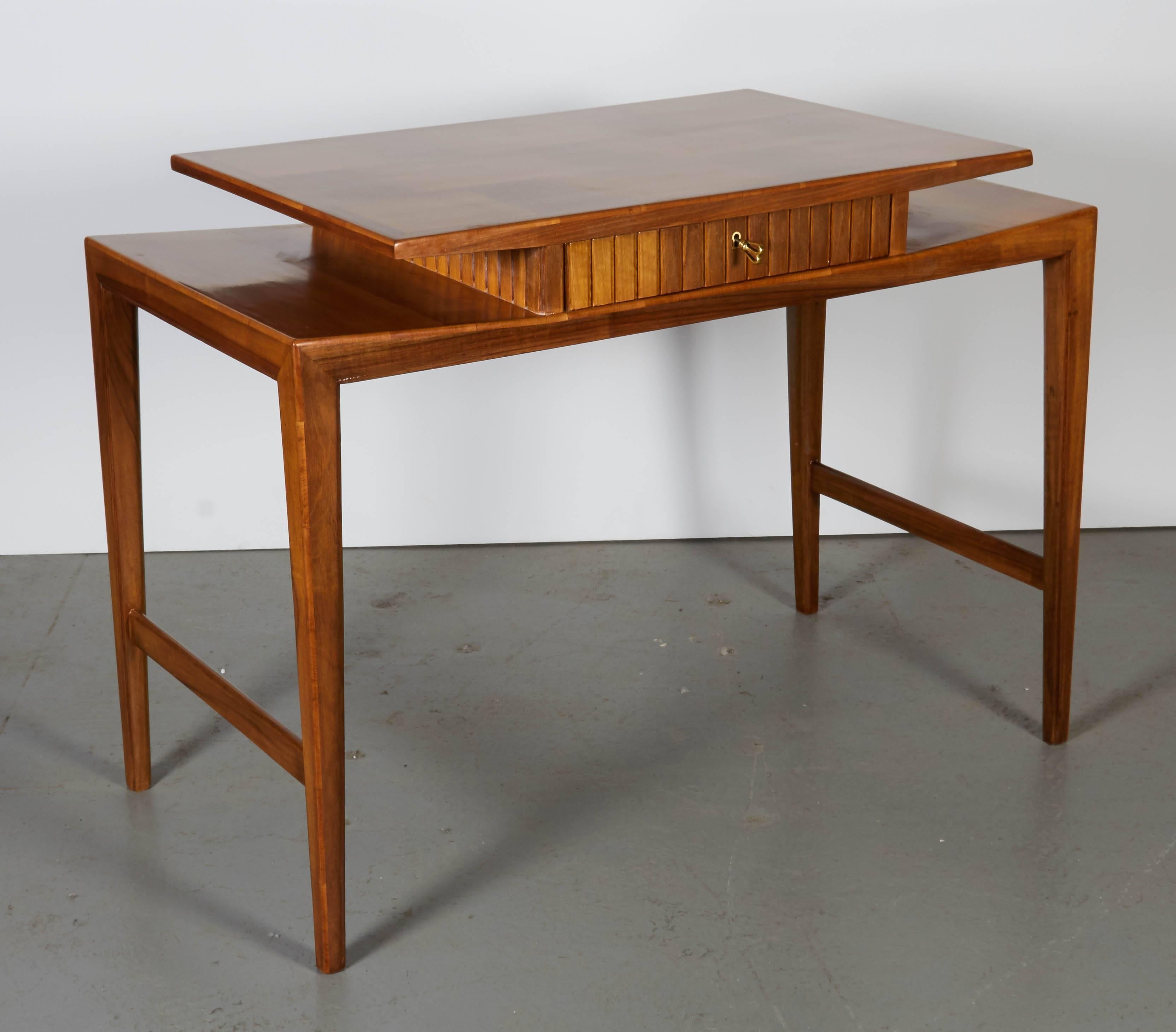 Writing desk by Gio Ponti.
Measures: Height 27.5