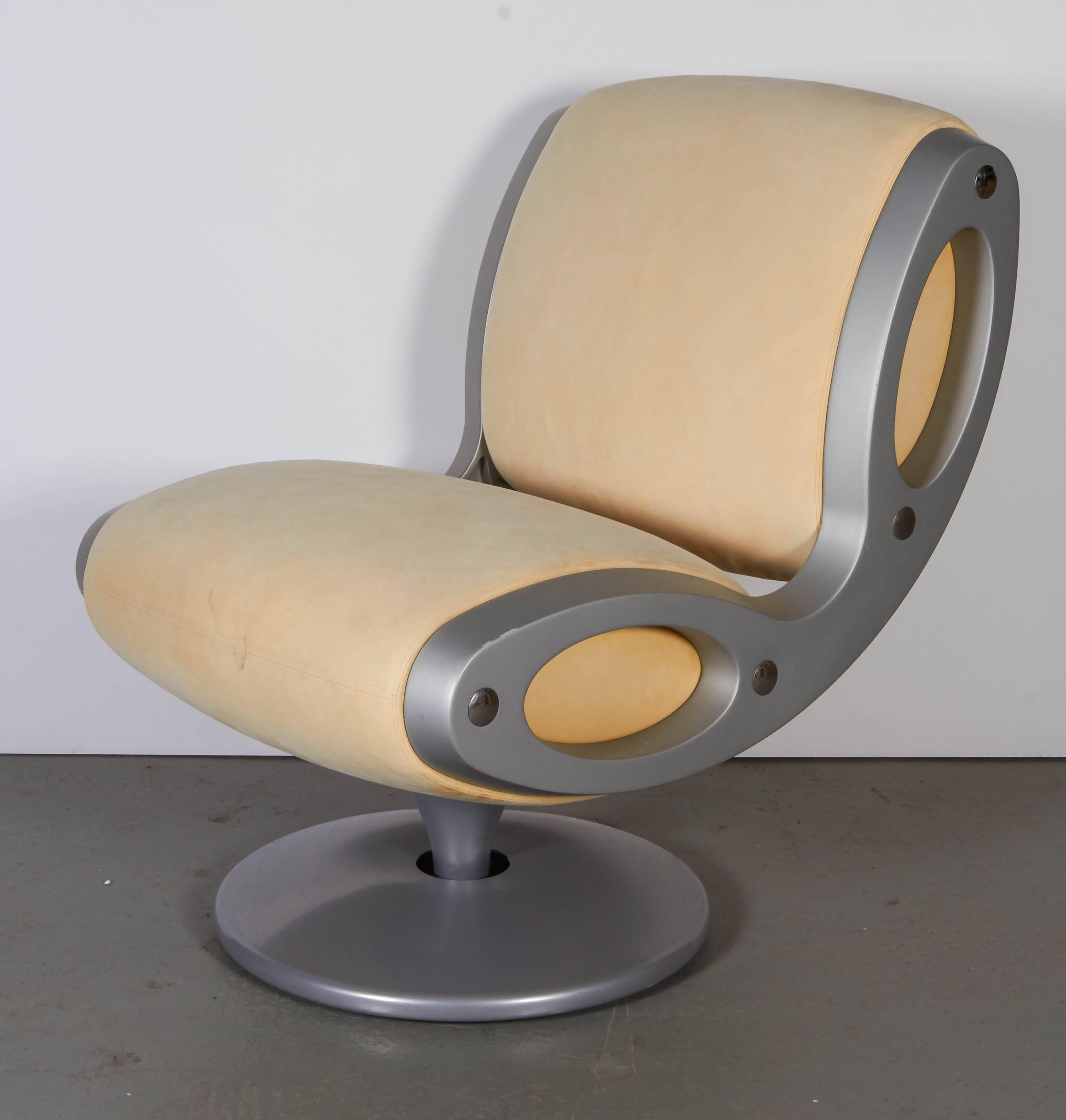 Marc Newson,
Swivel chair "GLUON" colored circular steel base with centre cut from which rises the barrel supporting the seat, grey tinted polyurethane, beige suede trim. Edition Moroso, circa 2000.
Bibliography: Giuliana Gramigna,