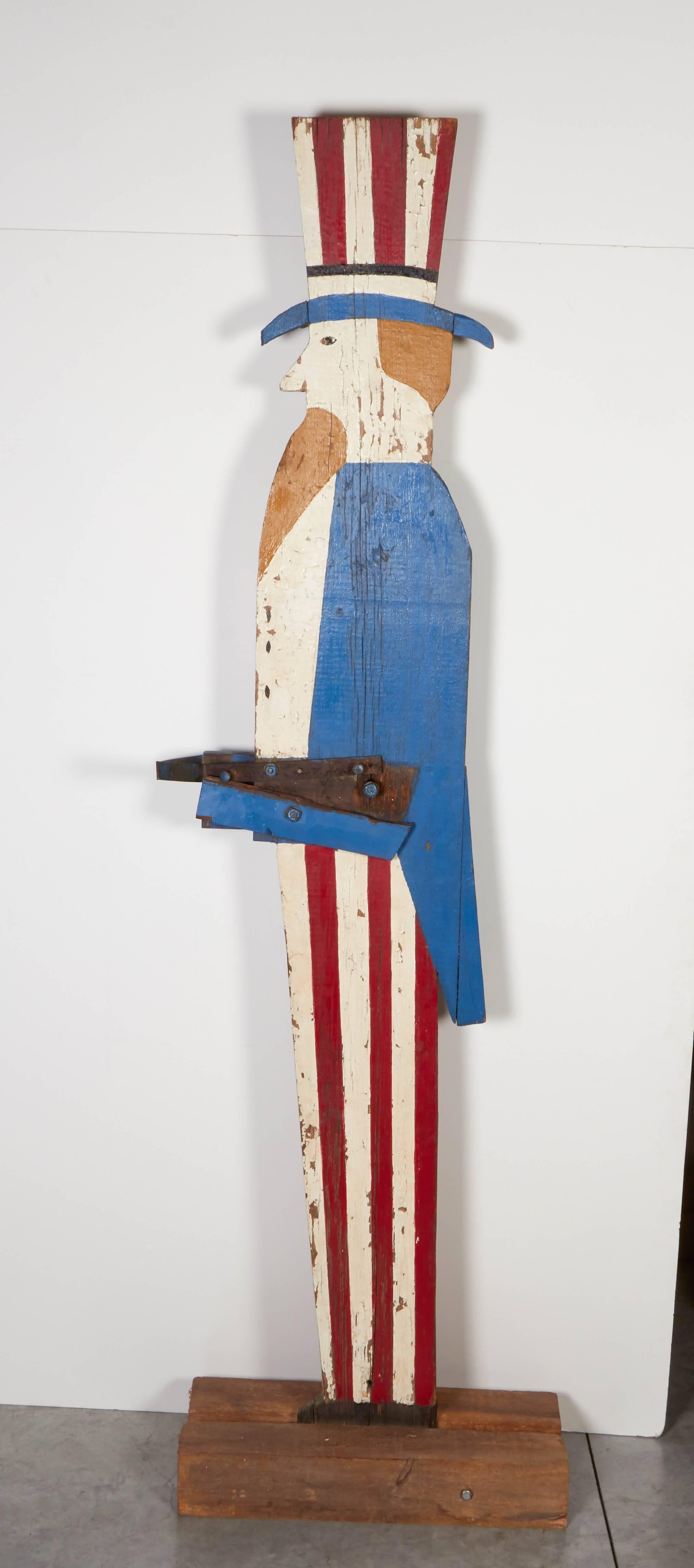 Eine schön geschnitzte, bunt bemalte Figur von Uncle Sam, die auf zwei Holzblöcke montiert ist. Dieses große, beidseitig bemalte Werk ist mehr als zwei Meter hoch. Ein klassisches Volkskunstwerk aus den 1960er Jahren. M938.