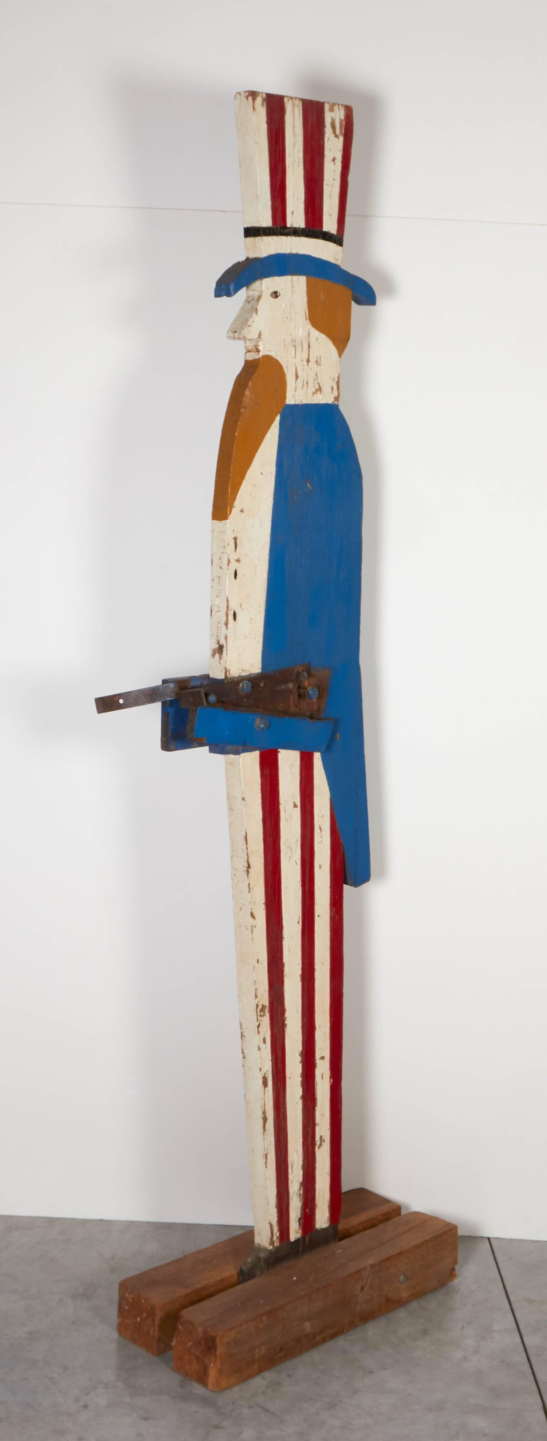 Américain Très grand porte- drapeau en bois de l'oncle Sam avec peinture ancienne en vente