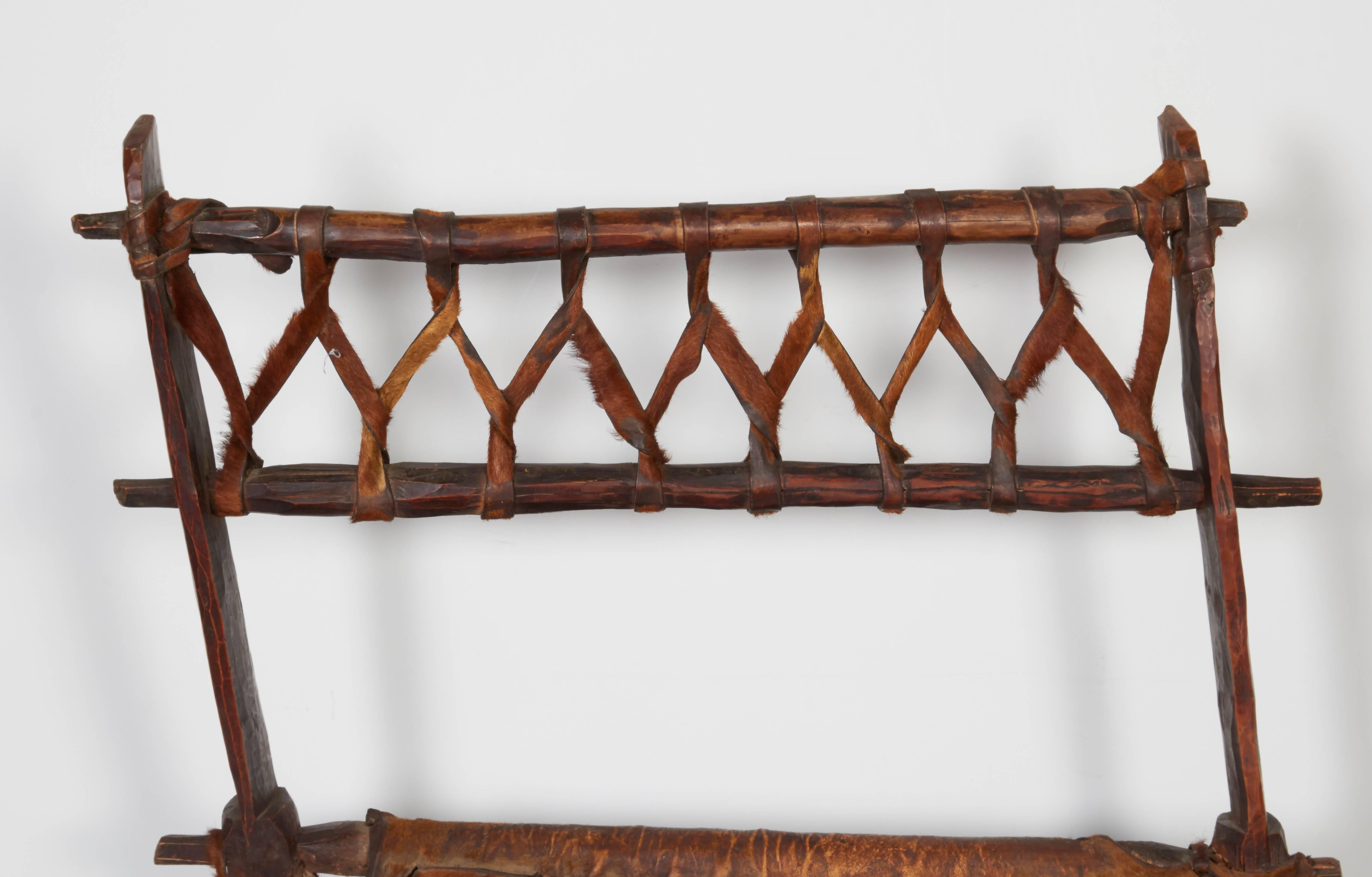 Rustikale rustikale Bank aus antikem Holz und Leder mit großer Patina und Charakter (Äthiopisch) im Angebot