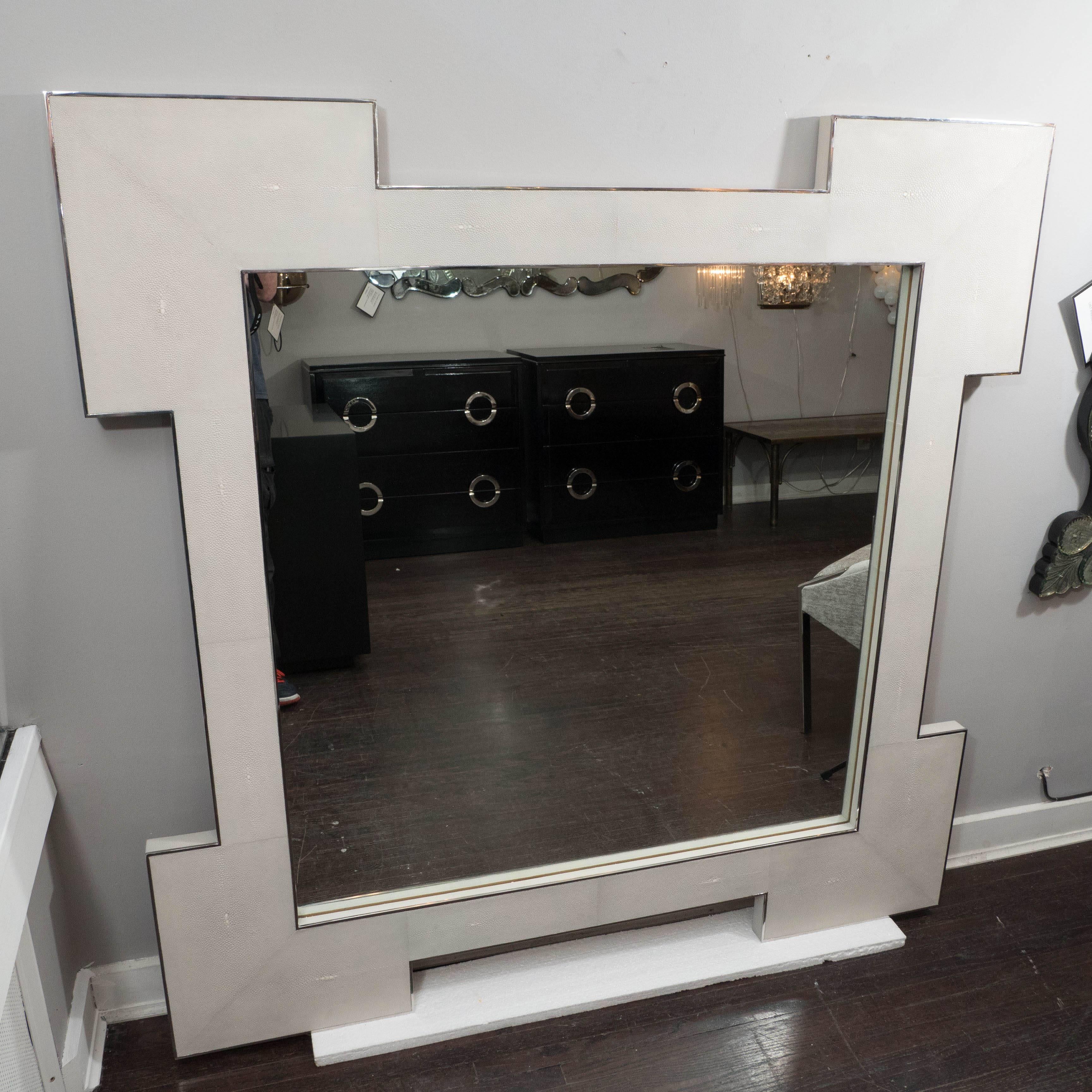 Miroir en galuchat carré personnalisé avec des bords carrés. Personnalisation disponible dans différentes tailles et couleurs.