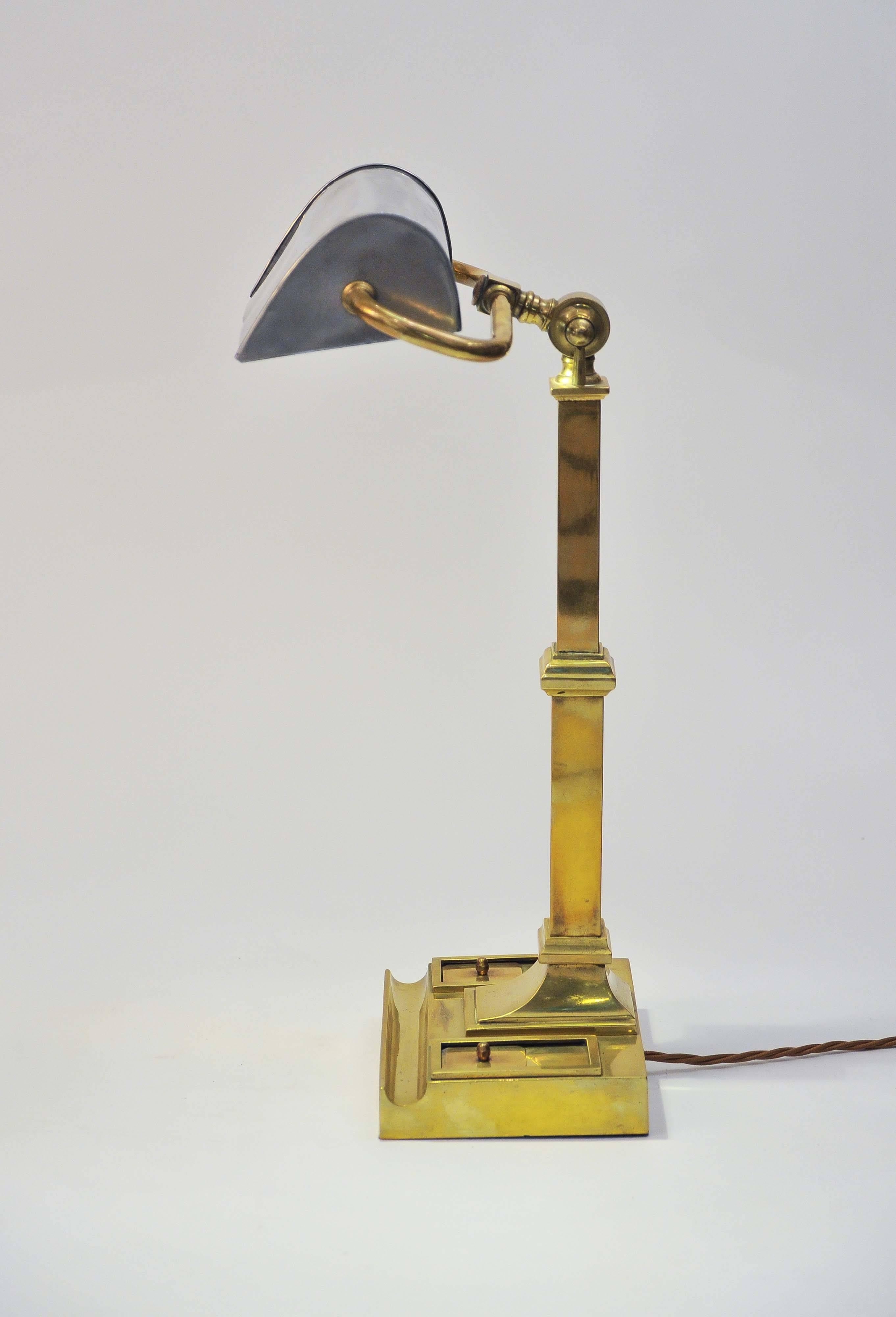 Early 20th Century Brass Desk Lamp with Original Inkwells and Pen Tray In Good Condition For Sale In London, GB