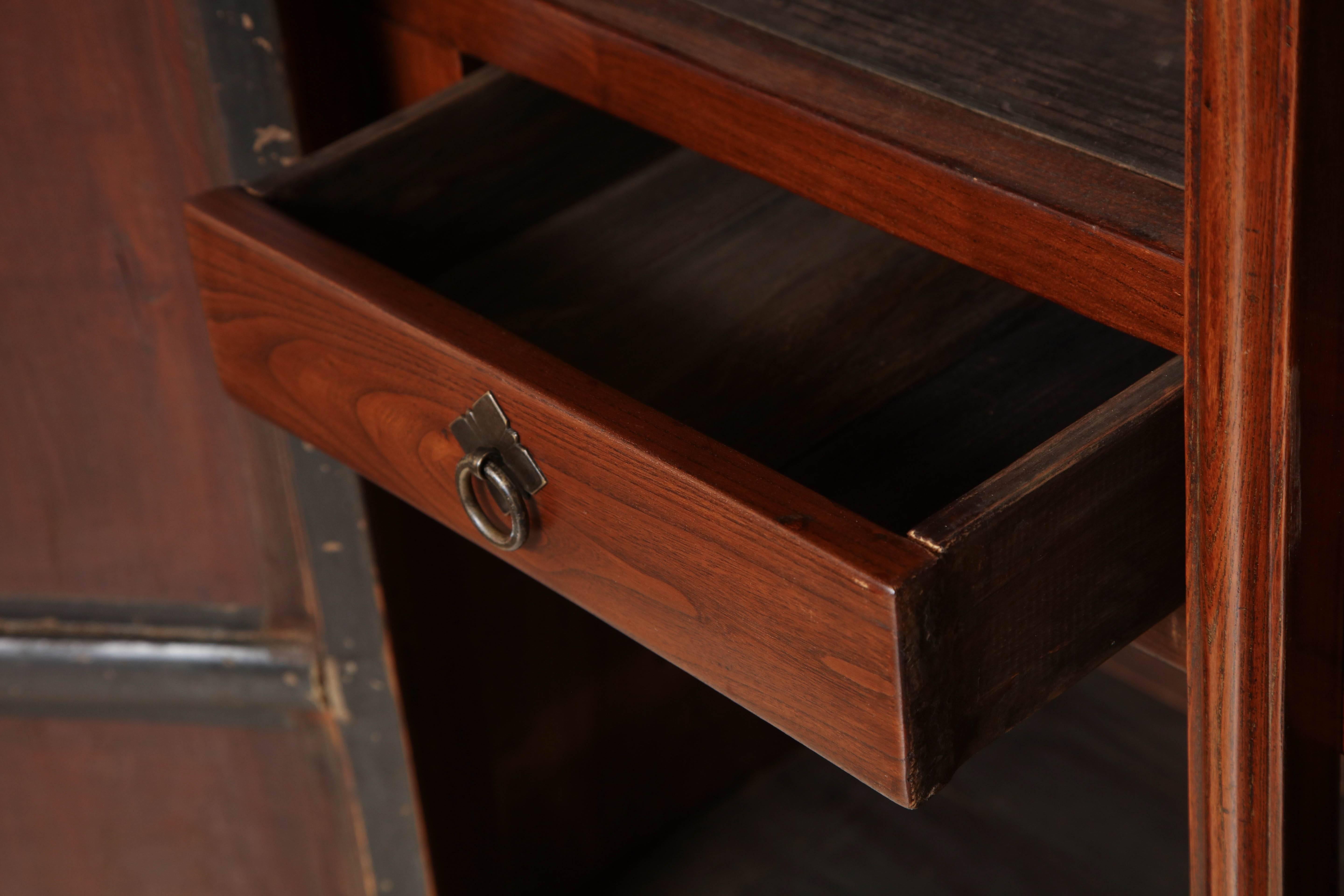 Early 19th Century Chinese Elm Armoire or Cabinet For Sale 4