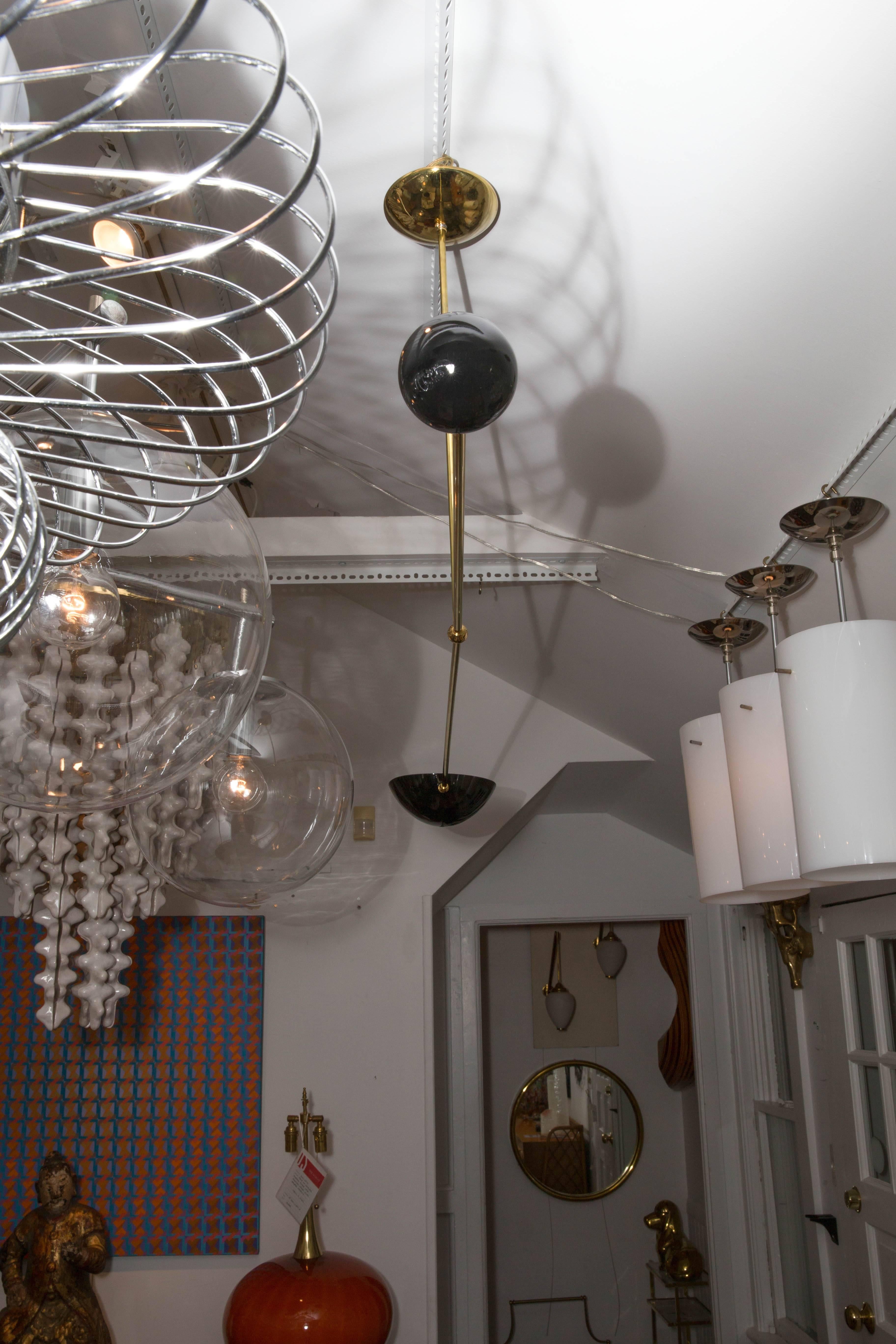 Mid-Century Modern Luminaire à bras unique en laiton et métal émaillé noir avec abat-jour articulé en vente