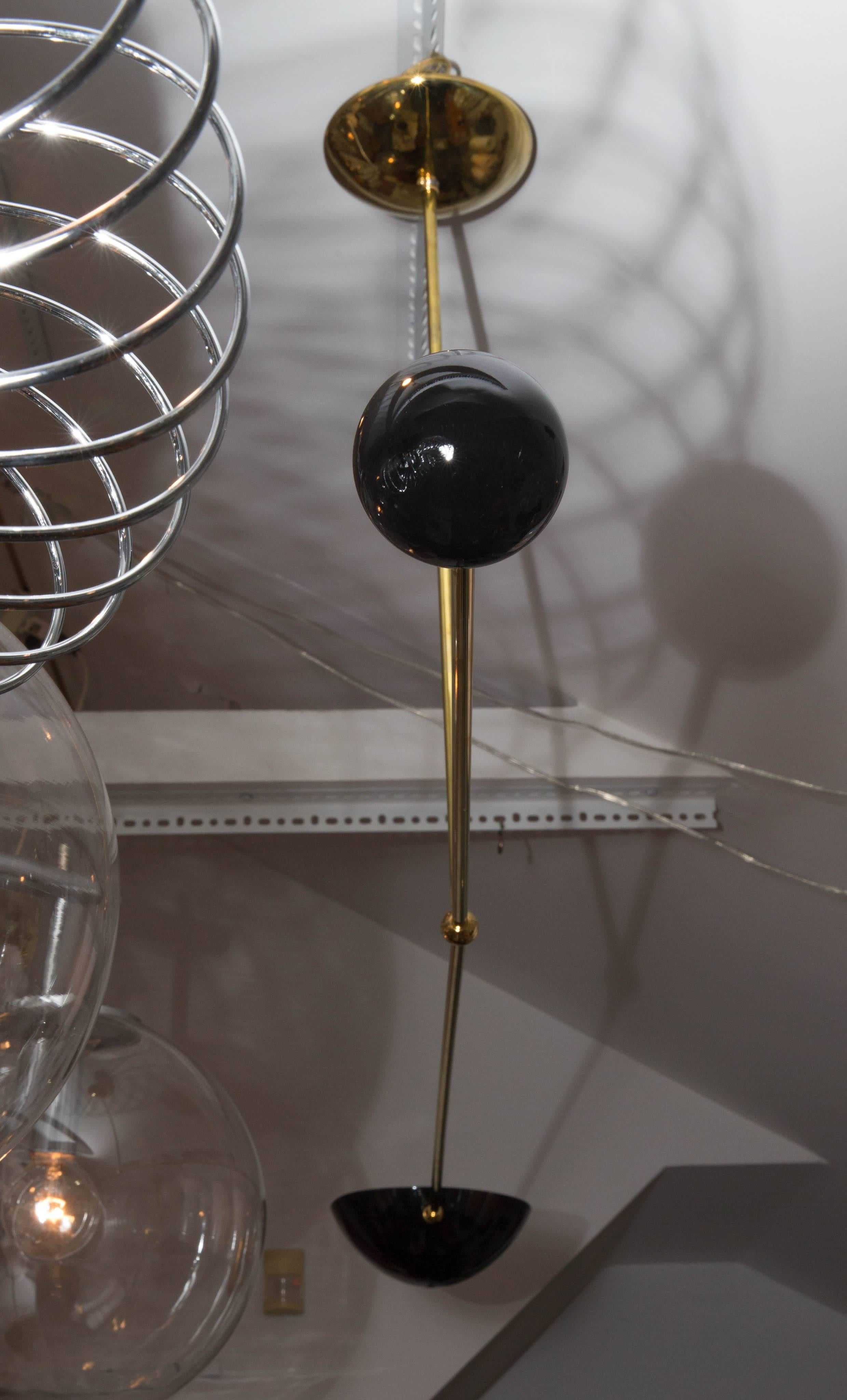 italien Luminaire à bras unique en laiton et métal émaillé noir avec abat-jour articulé en vente