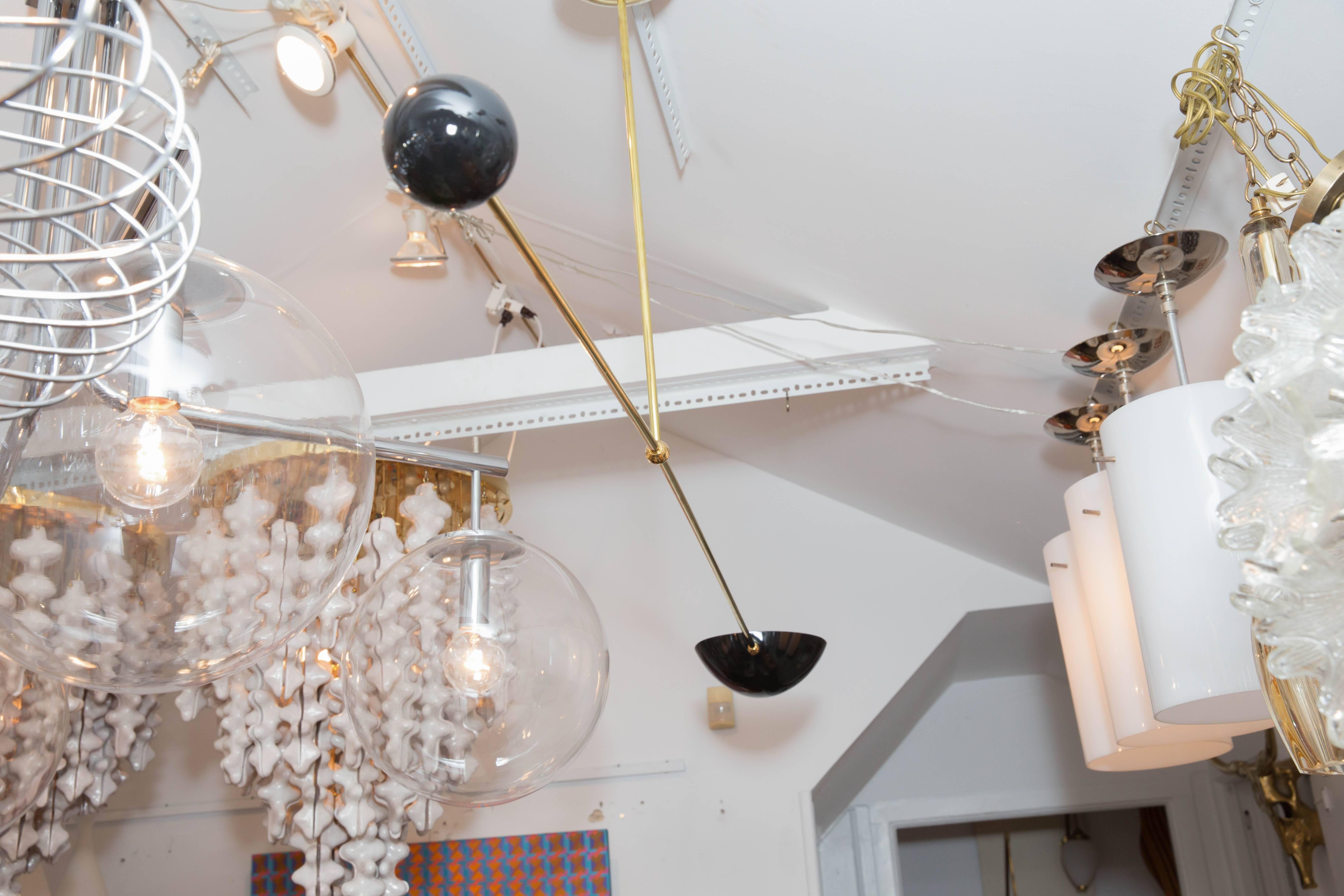 Métal Luminaire à bras unique en laiton et métal émaillé noir avec abat-jour articulé en vente