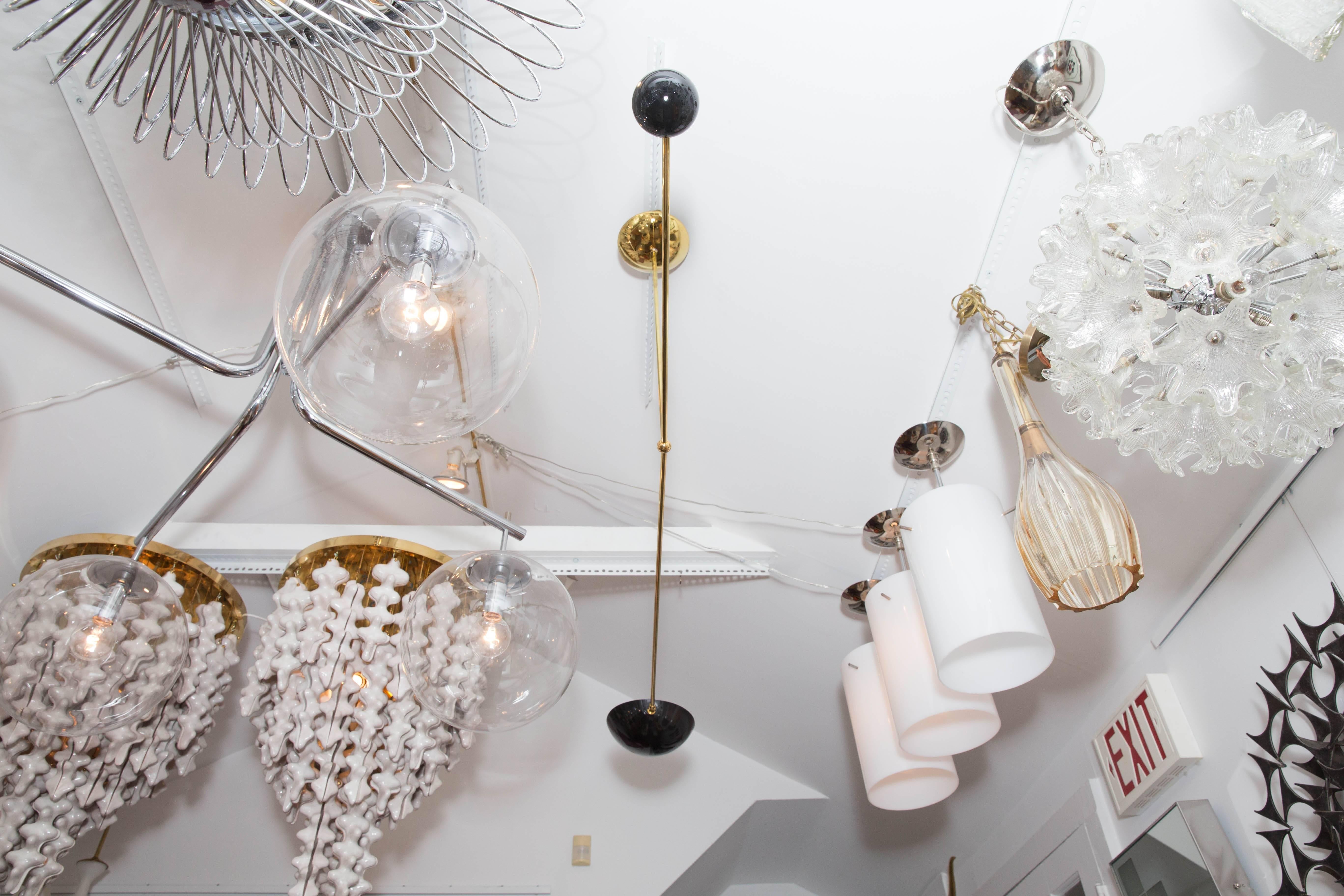 Luminaire à bras unique en laiton et métal émaillé noir avec abat-jour articulé en vente 1