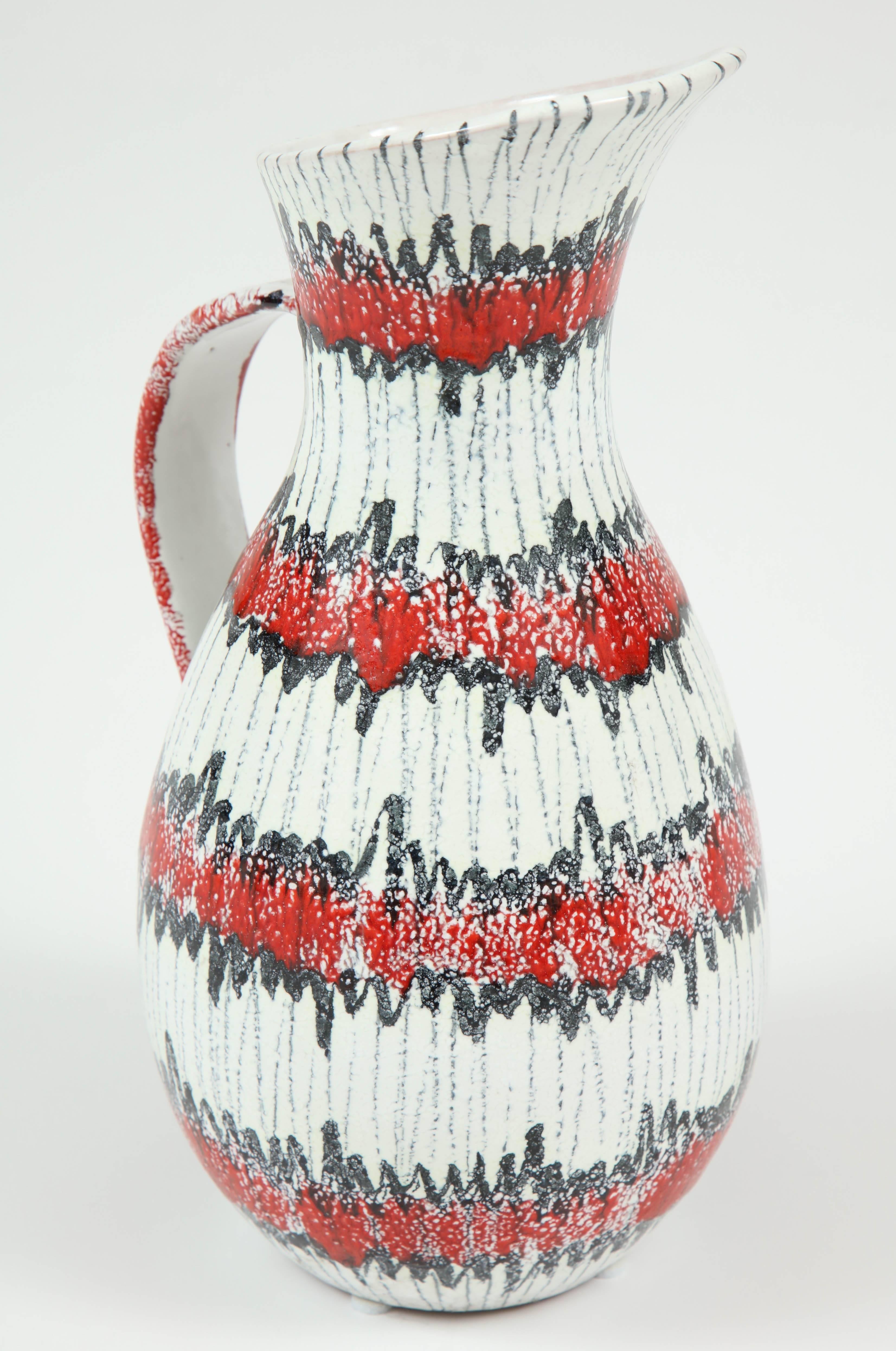 Keramikkrug, rot, weiß und schwarz, Italien, Mitte des Jahrhunderts, um 1950, Keramik (Moderne der Mitte des Jahrhunderts) im Angebot