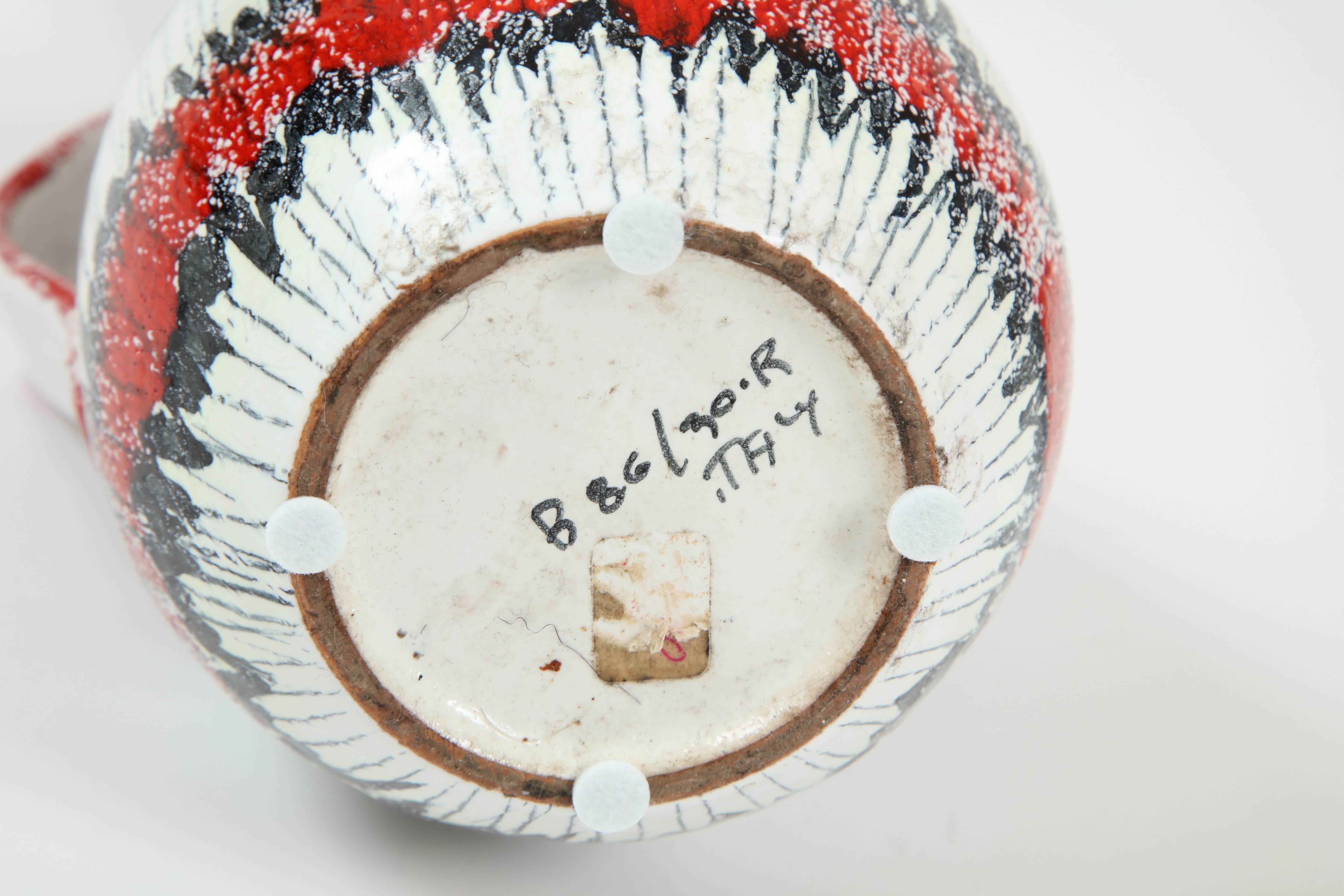 Fatto a mano Brocca in ceramica, rosso, bianco e nero, Italia, metà del secolo scorso, ceramica, C.C. in vendita