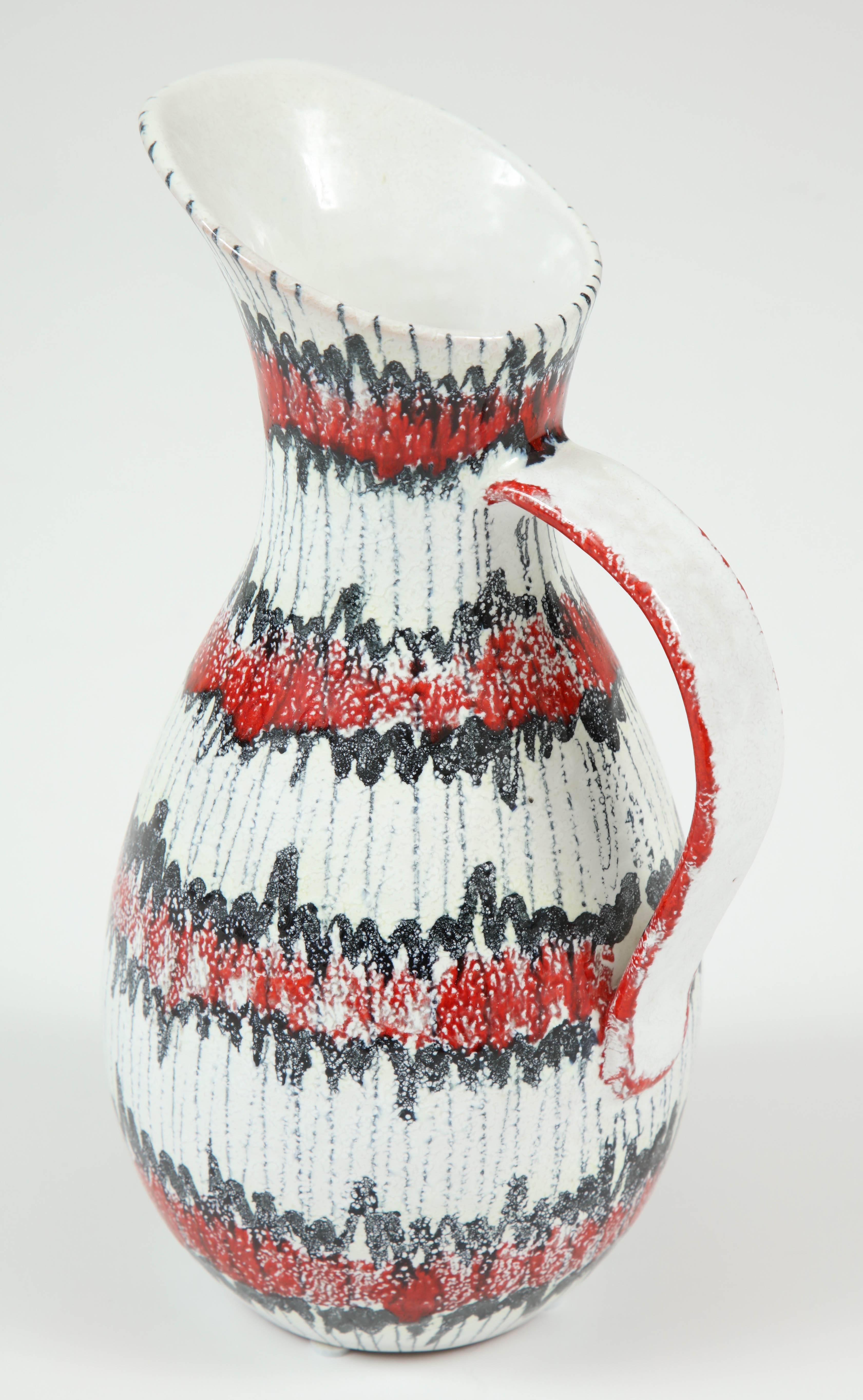 Brocca in ceramica, rosso, bianco e nero, Italia, metà del secolo scorso, ceramica, C.C. in vendita 1