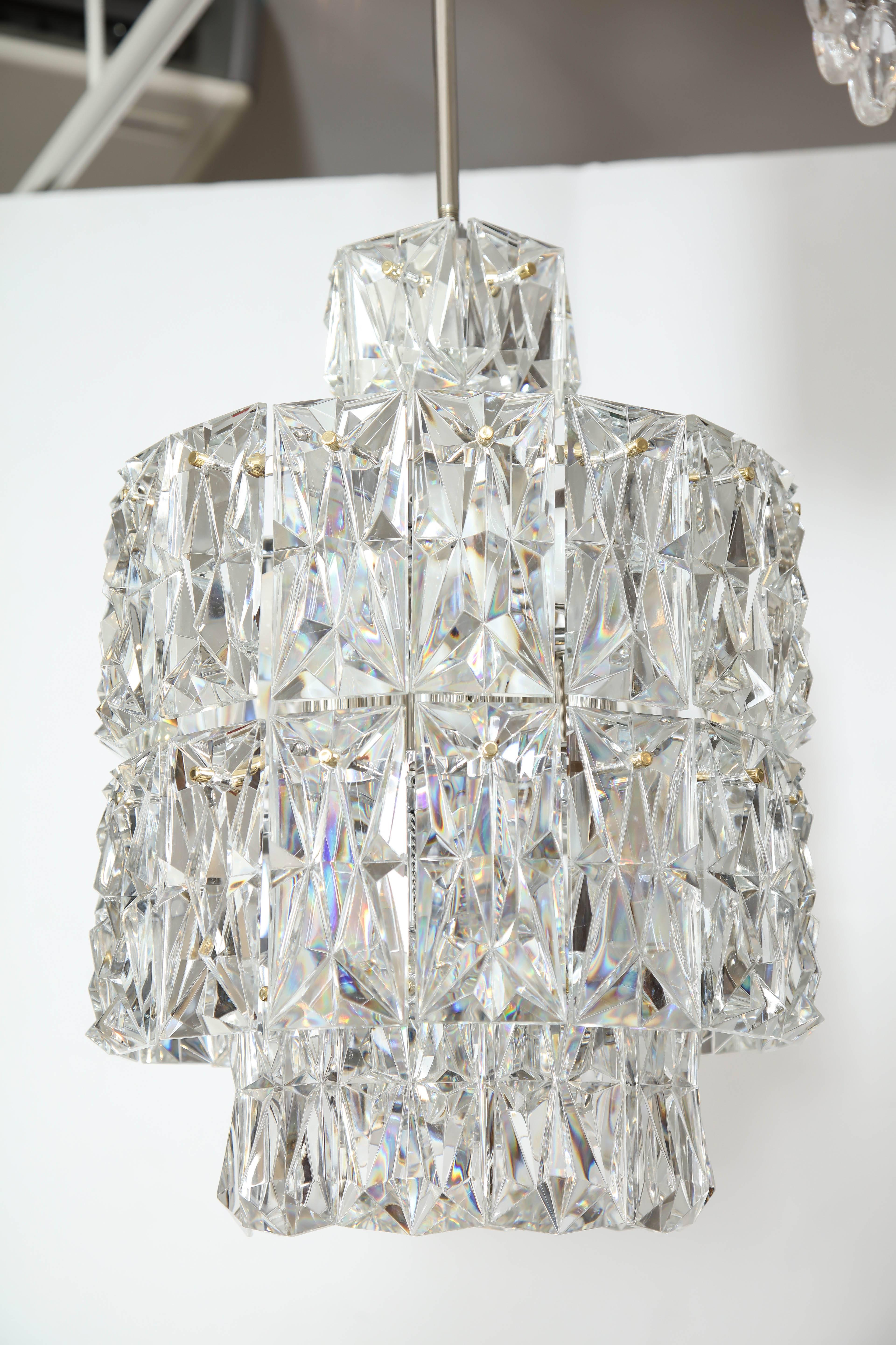 Lampadario a prisma di cristallo rettangolare sfaccettato di grandi dimensioni in stile scandinavo moderno, sospeso su una montatura in nichel circuiano appena lucidata con terminali in ottone lucido e tappo a soffitto. Ricablato per l'uso negli