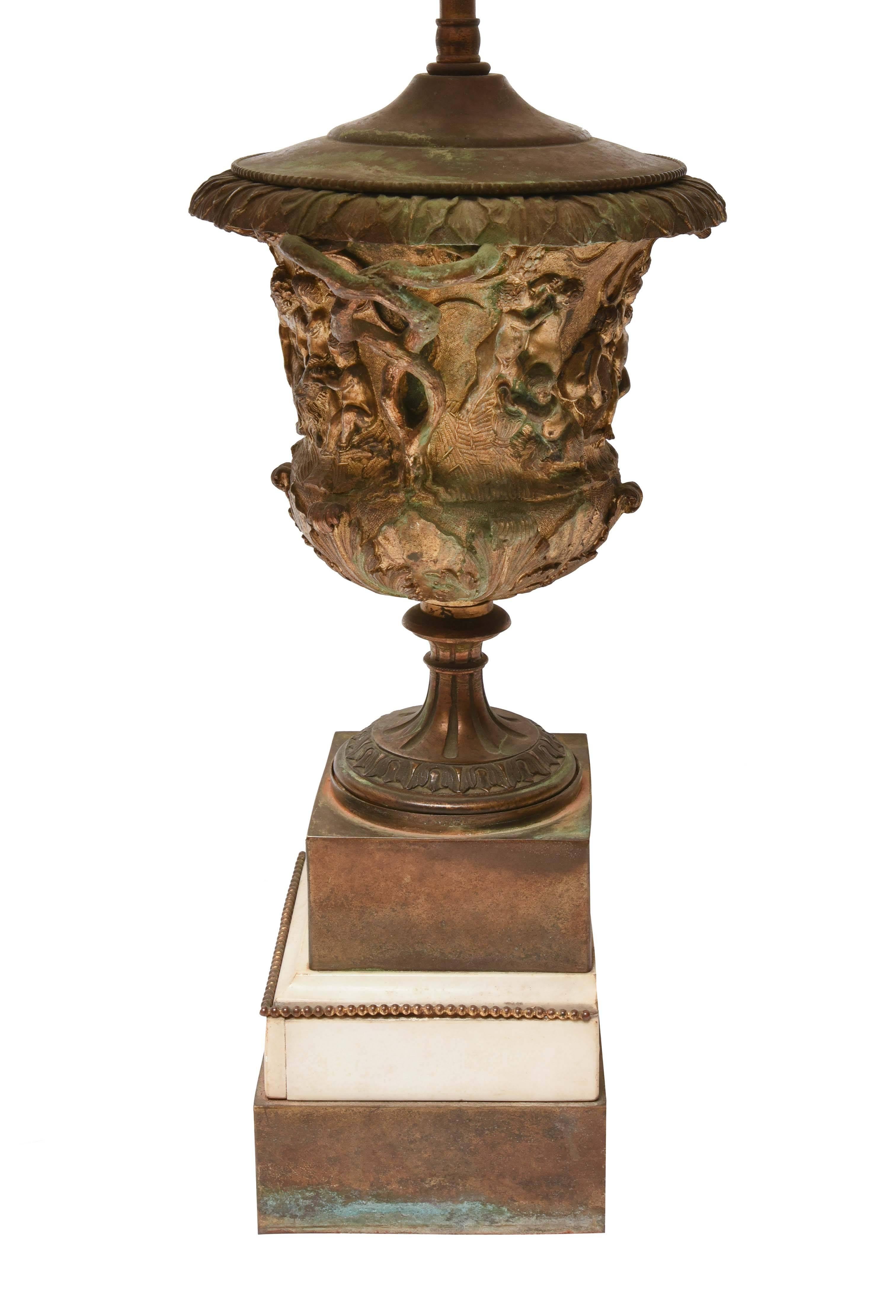 Neoclassic Medicei Bronze Urn Table Lamp In Good Condition For Sale In Milan, IT