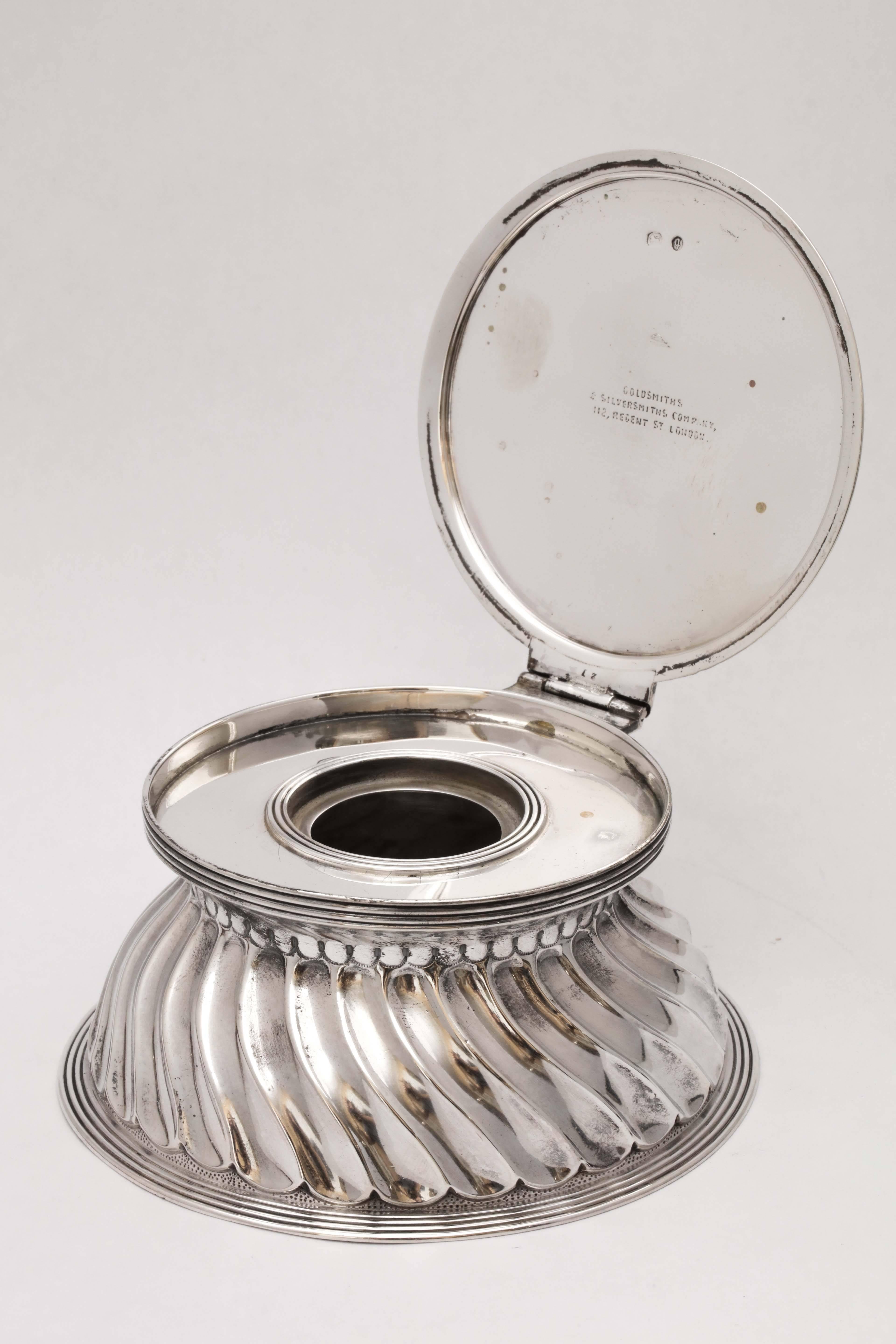 Victorian Sterling Silver Inkwell with Hinged Lid In Excellent Condition In New York, NY