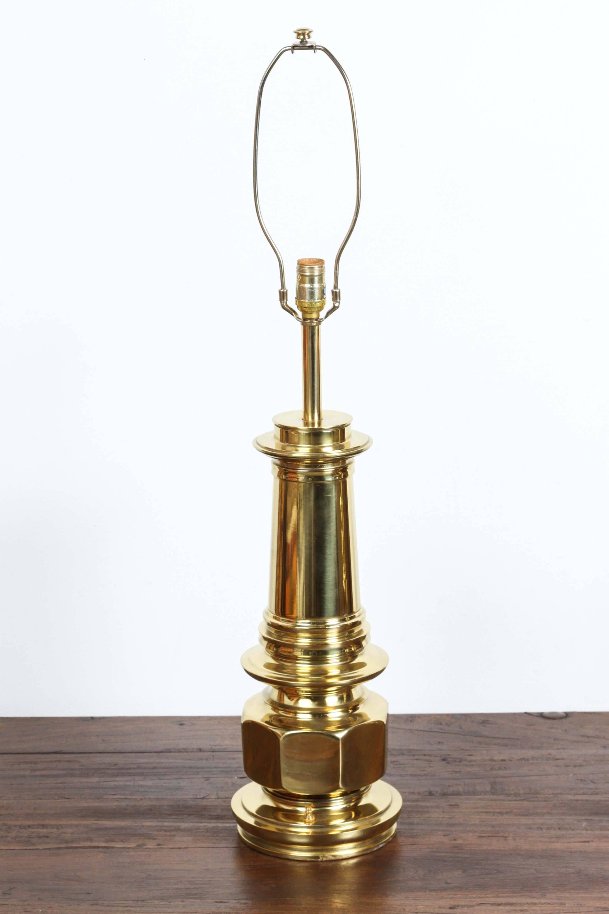 Elegantes Paar modernistischer Tischlampen aus poliertem Goldmessing.
Fredrick Cooper im Hollywood-Regency-Stil.
Massive, schwere Tischlampen aus massivem Messing im marokkanischen, maurischen Stil.
Ein Paar Stehlampen aus den 1970er Jahren,