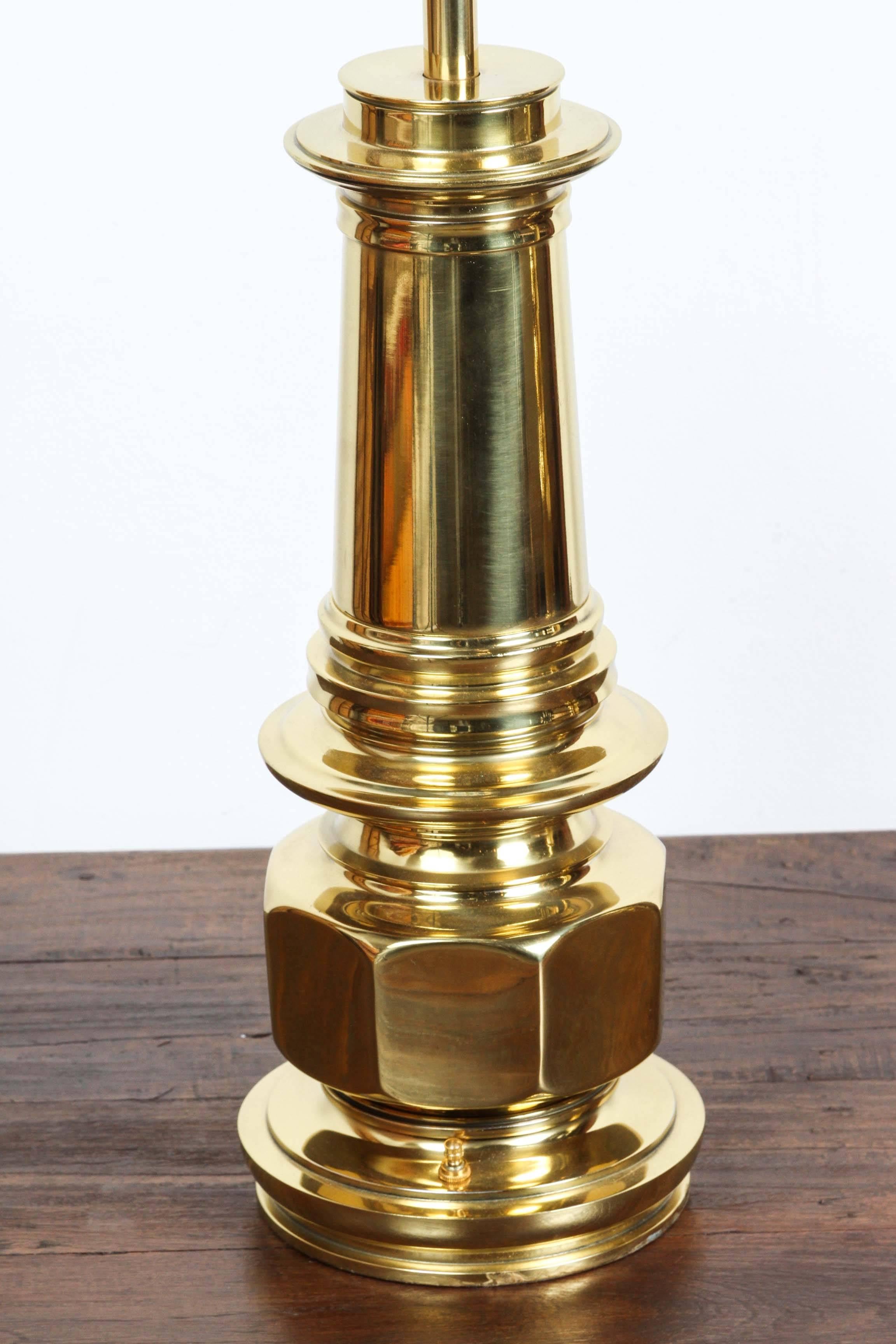 Poli Paire de lampes de bureau en laiton doré poli de style Fredrick Cooper Hollywood Regency en vente