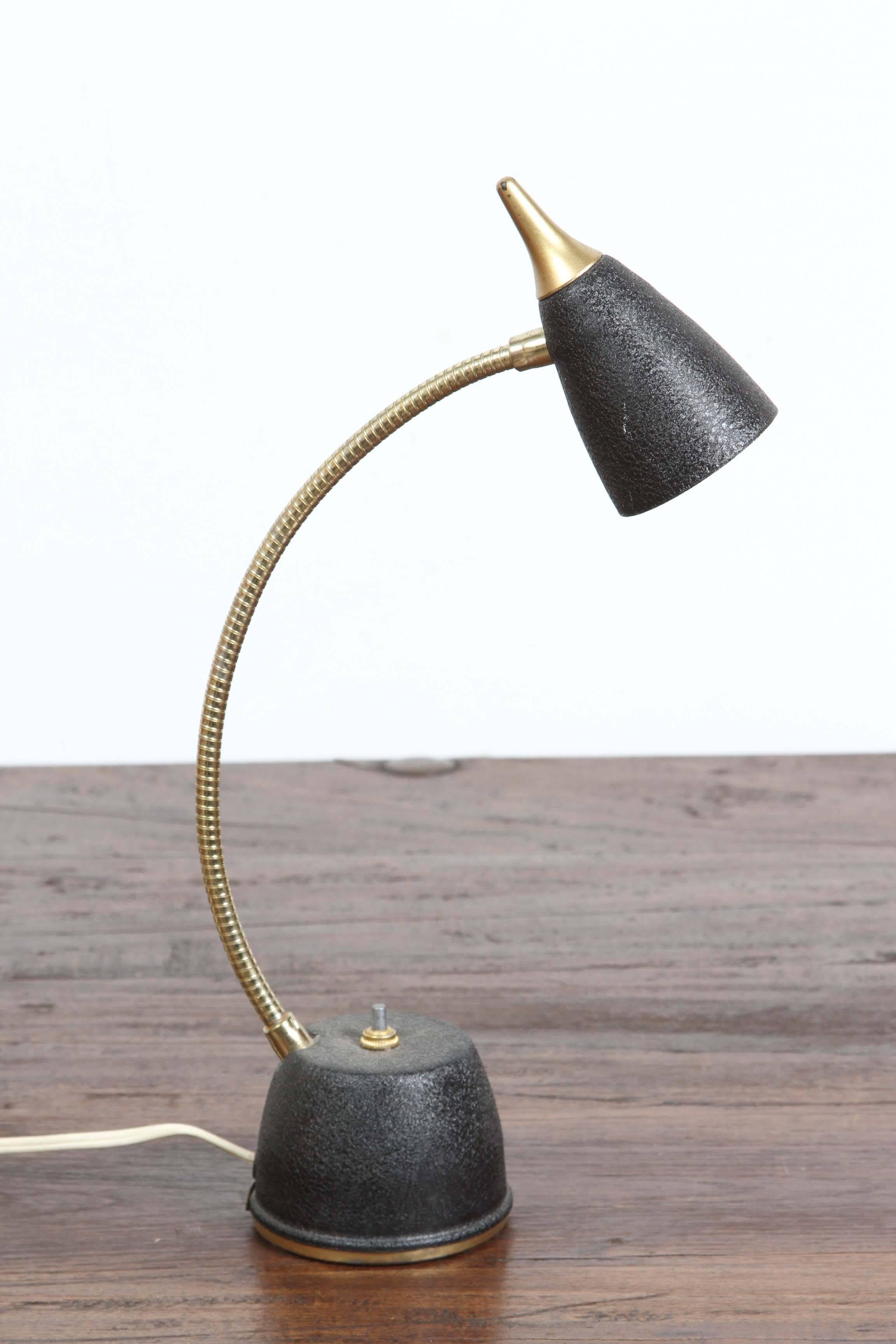 Américain Petite lampe de bureau à col de cygne des années 1950 en vente