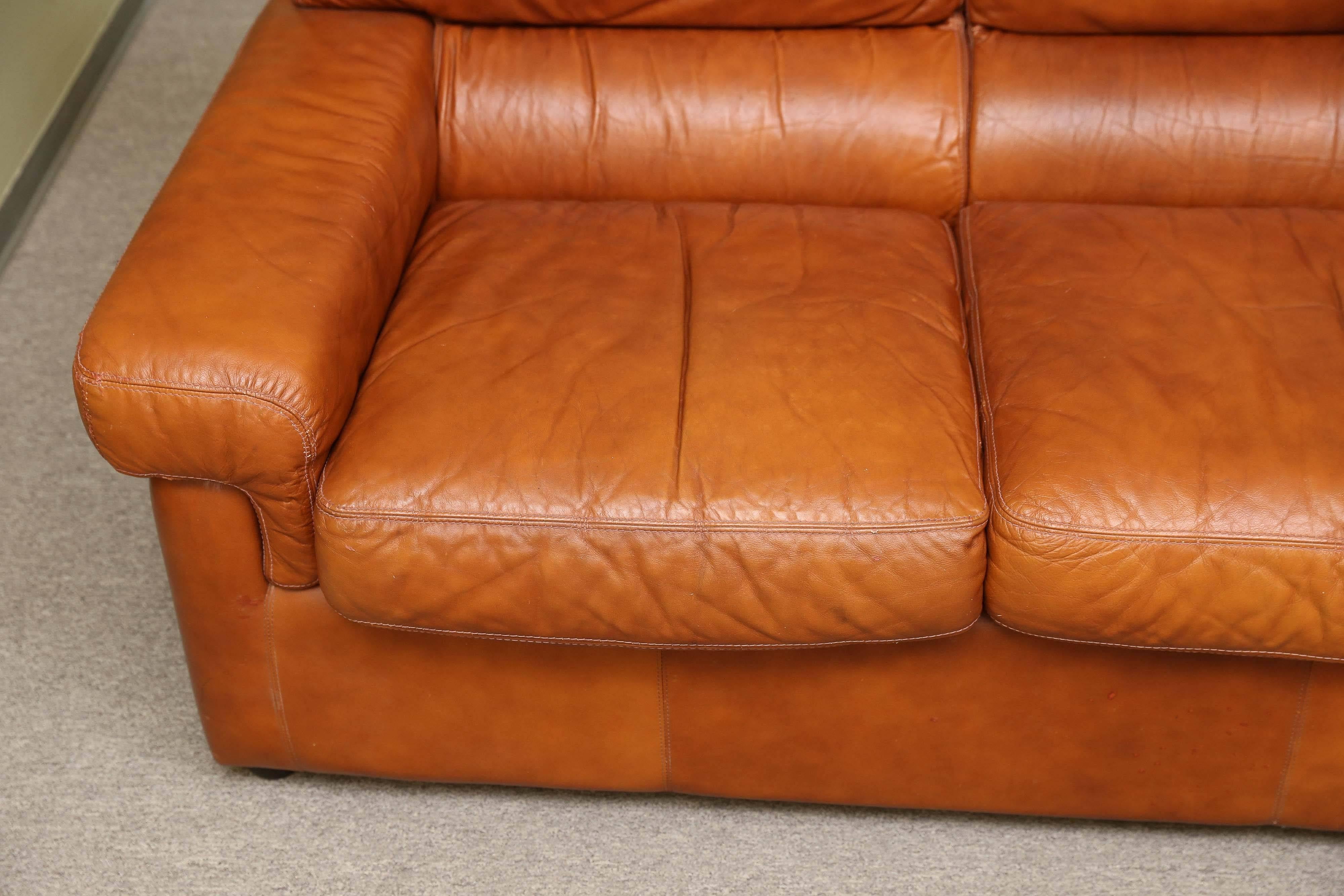 Das Sofa ist aus hochwertigem Leder gefertigt. Die Rückenlehne und die Sitzfläche des Sofas sind aus drei Kissen zusammengesetzt. Die Armlehnen sind mit Leder bezogen und haben eine weiche Füllung für zusätzlichen Komfort.
Das Sofa ruht auf kleinen