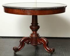 Charles X Gueridon en acajou, plateau en marbre noir