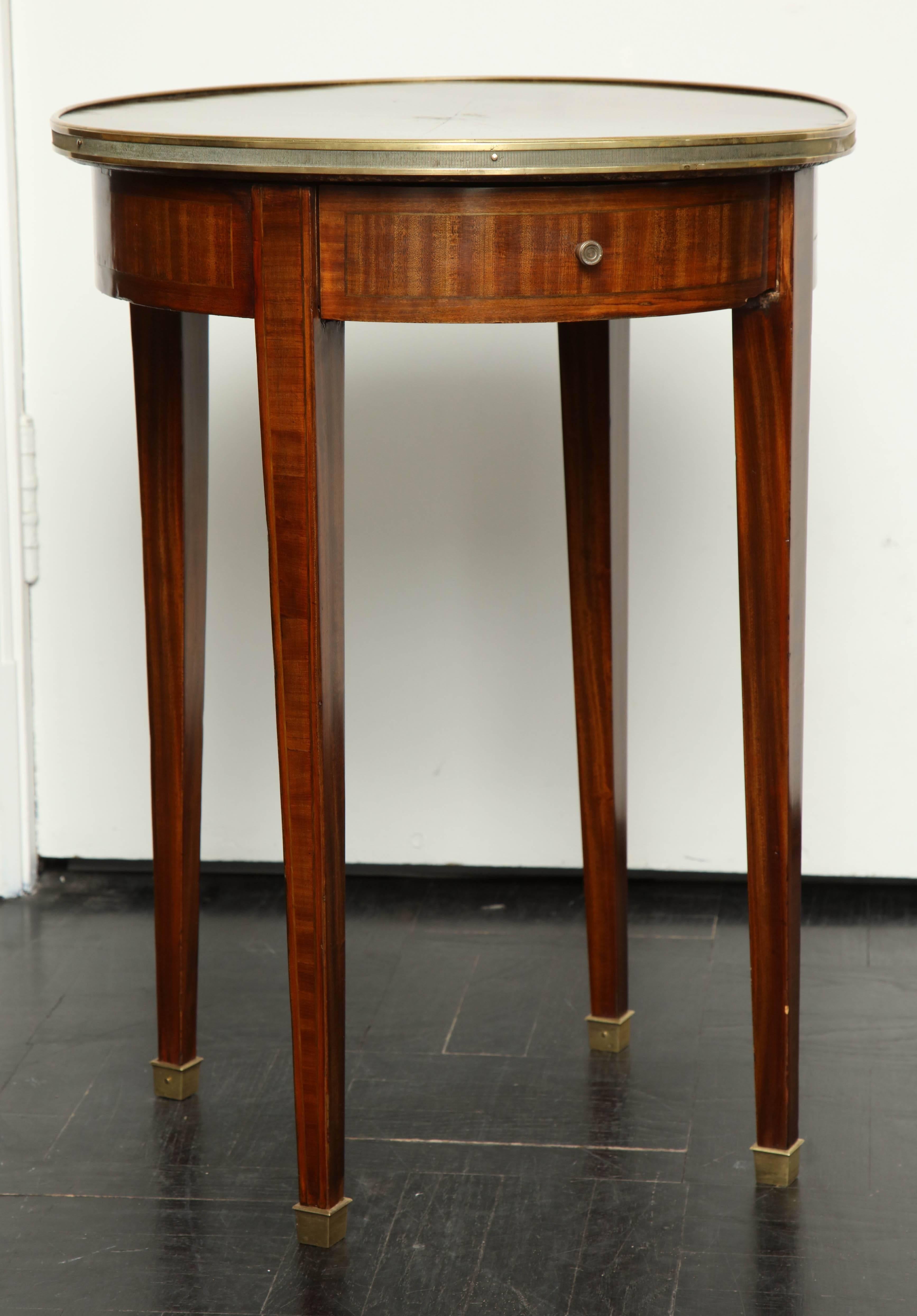 19th century palisandre circular side table, radient top, brass band edge, polished apron with one drawer, four legs, brass sabots.