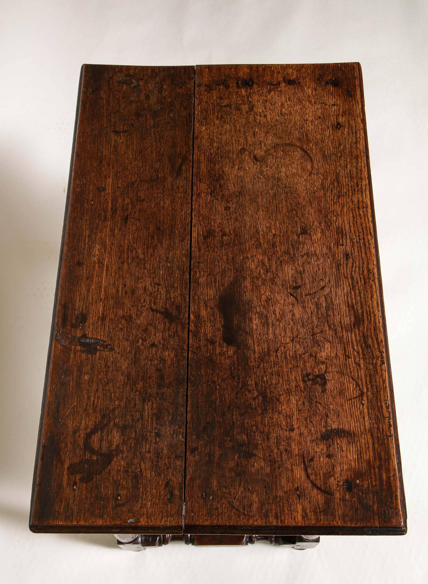 Early 18th Century English Oak Side Table In Excellent Condition In Greenwich, CT