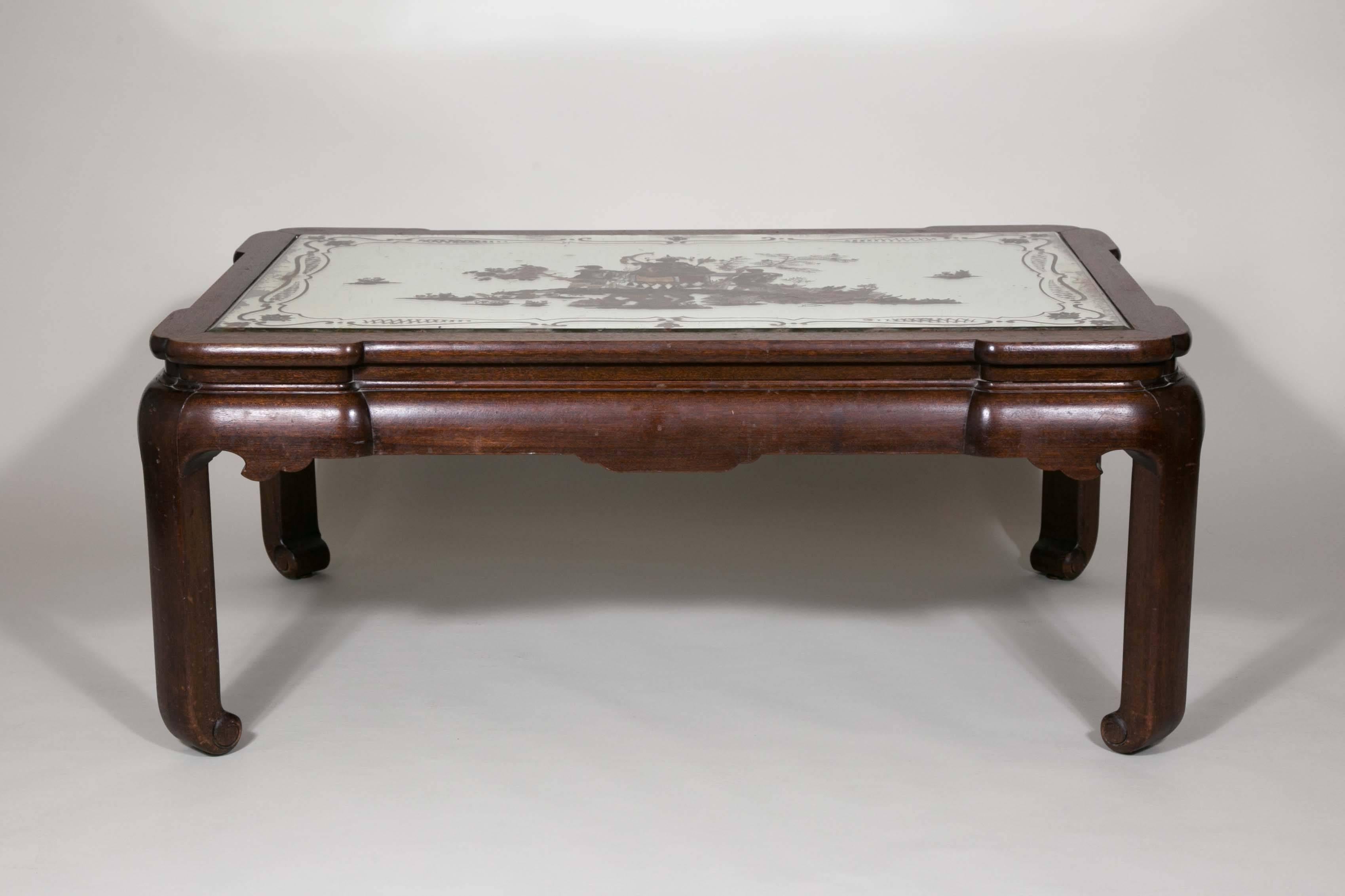 Coffee table in walnut with églomisé glass from the 20th century ‘chinoiserie’ style.
 