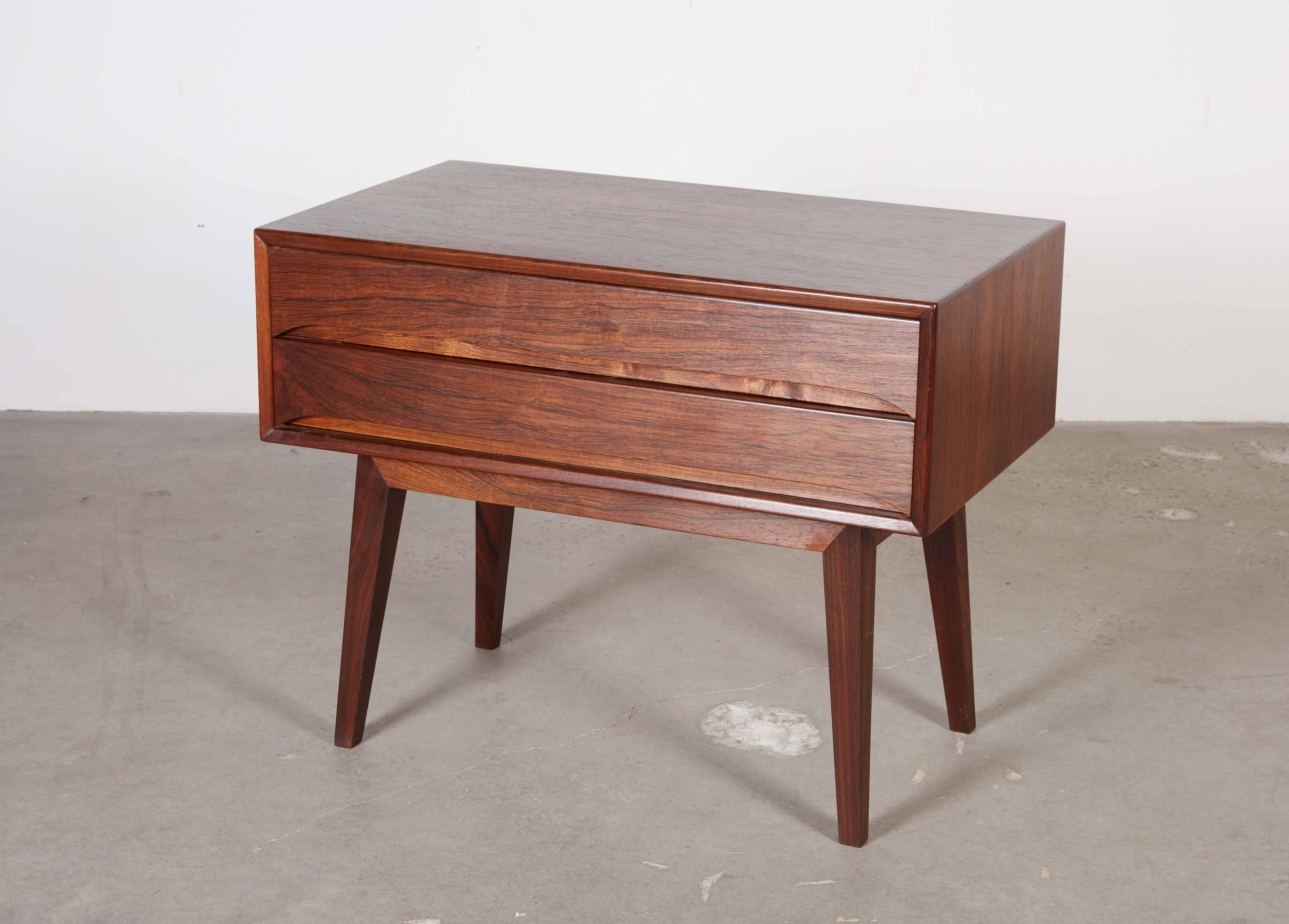 Vintage 1960s Rosewood Bedside Table

This Danish Night Stand is in excellent condition and is perfect for any small knock you need a little extra storage. Ready for pick up, delivery, or shipping anywhere in the world.
