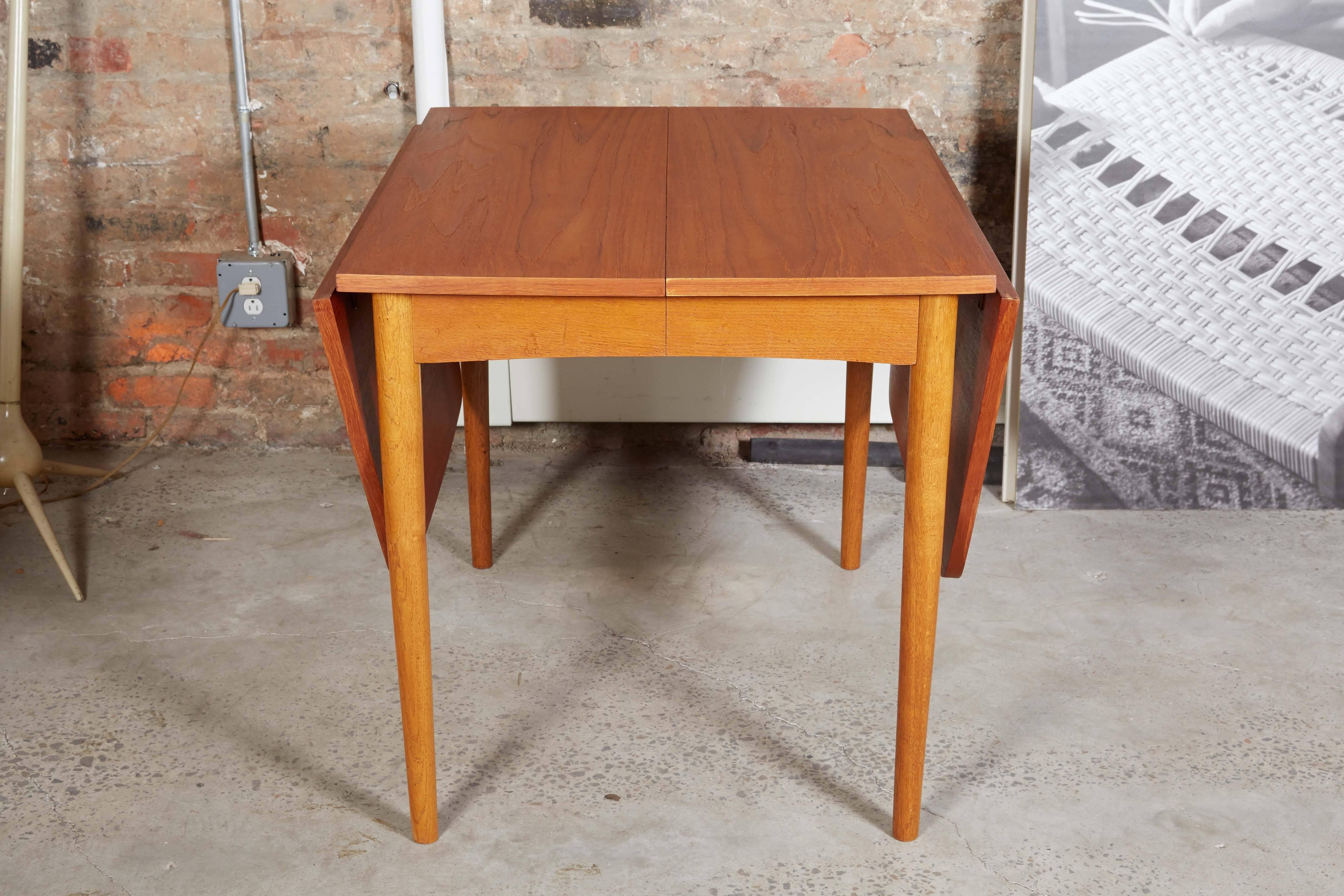 Drop Leaf Dining Table In Good Condition For Sale In New York, NY
