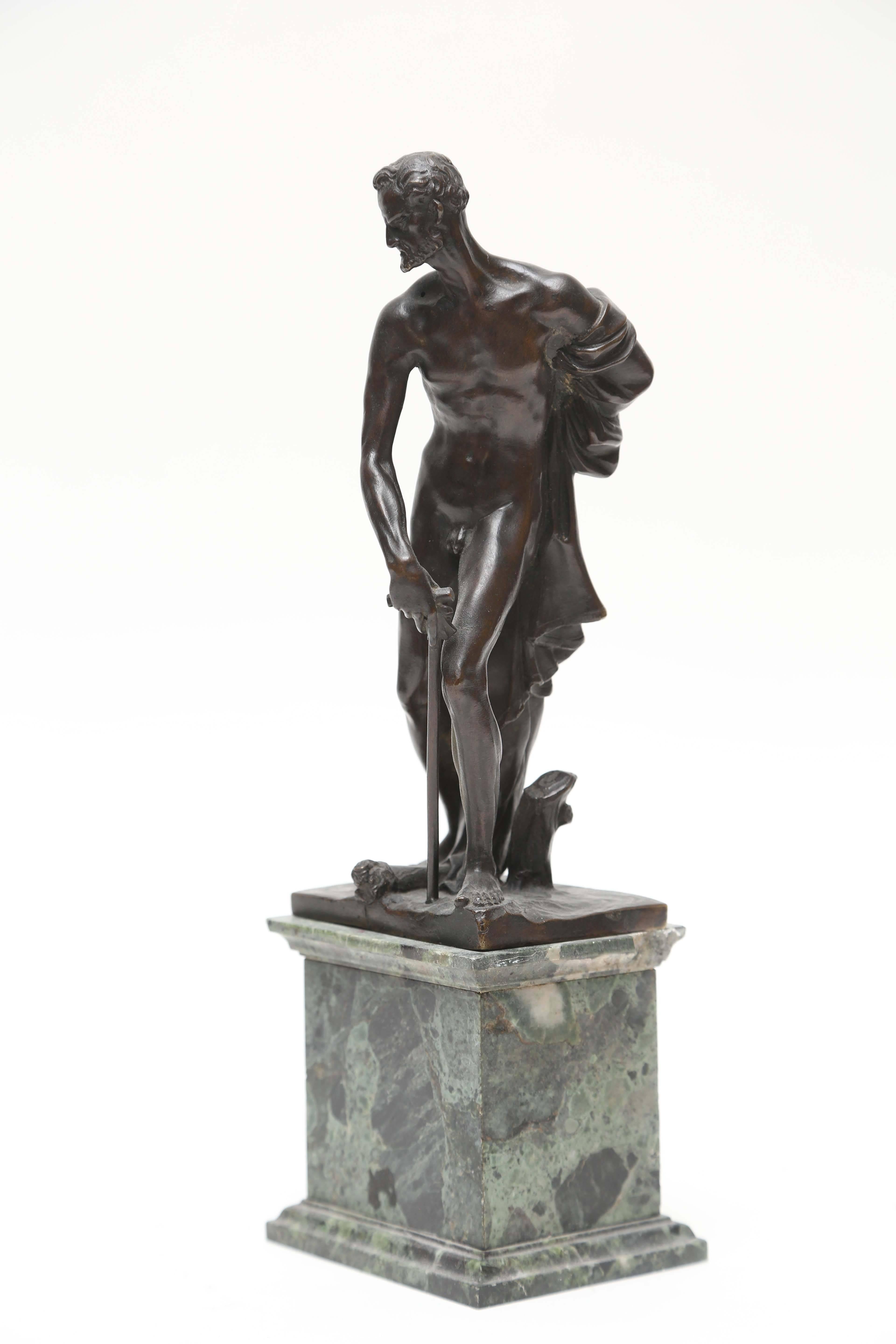 Statuette en bronze de saint Jérôme, ou saint Hiéronyme, réalisée à la manière du sculpteur vénitien Alessandro Vittorio (1525-1608) par la technique de fonte du bronze à la cire perdue, qui laisse un noyau creux. Le spécialiste viennois de l'art