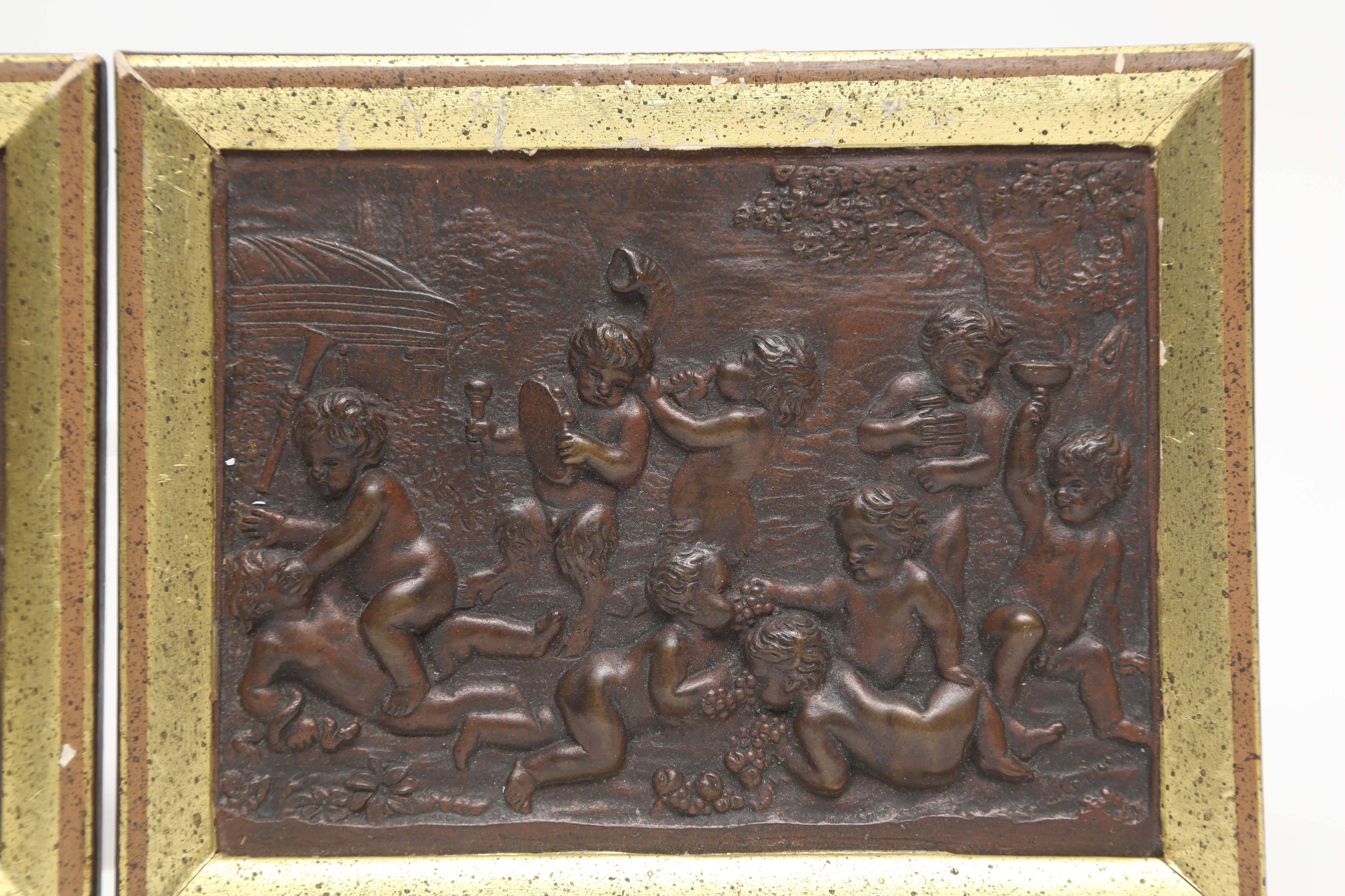 Neoclassico Coppia di placchette in bronzo con putti, firmate Clodion, Francia, XIX secolo in vendita