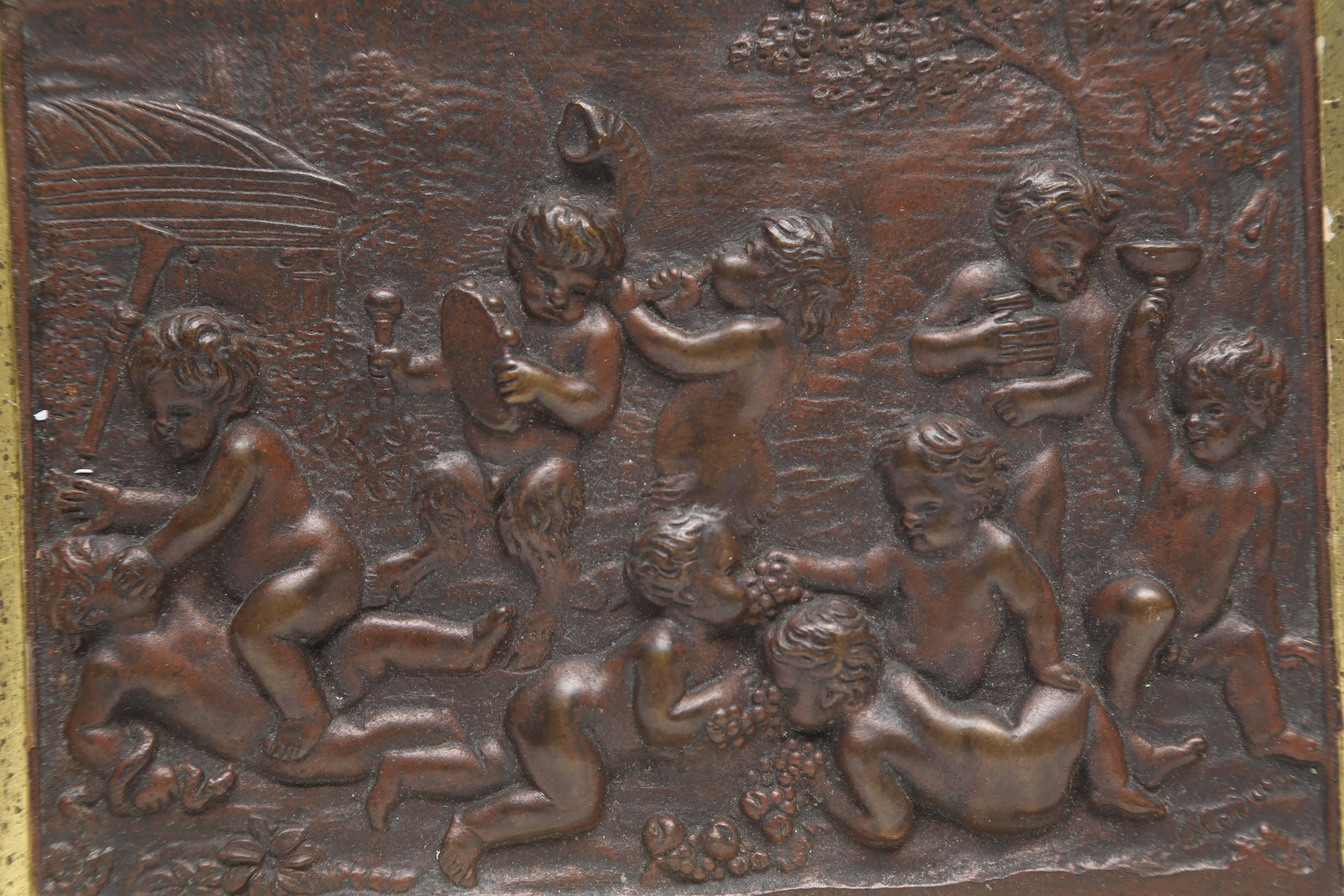 Moulage Paire de plaques en bronze avec putti, signées Clodion, France, 19ème siècle en vente