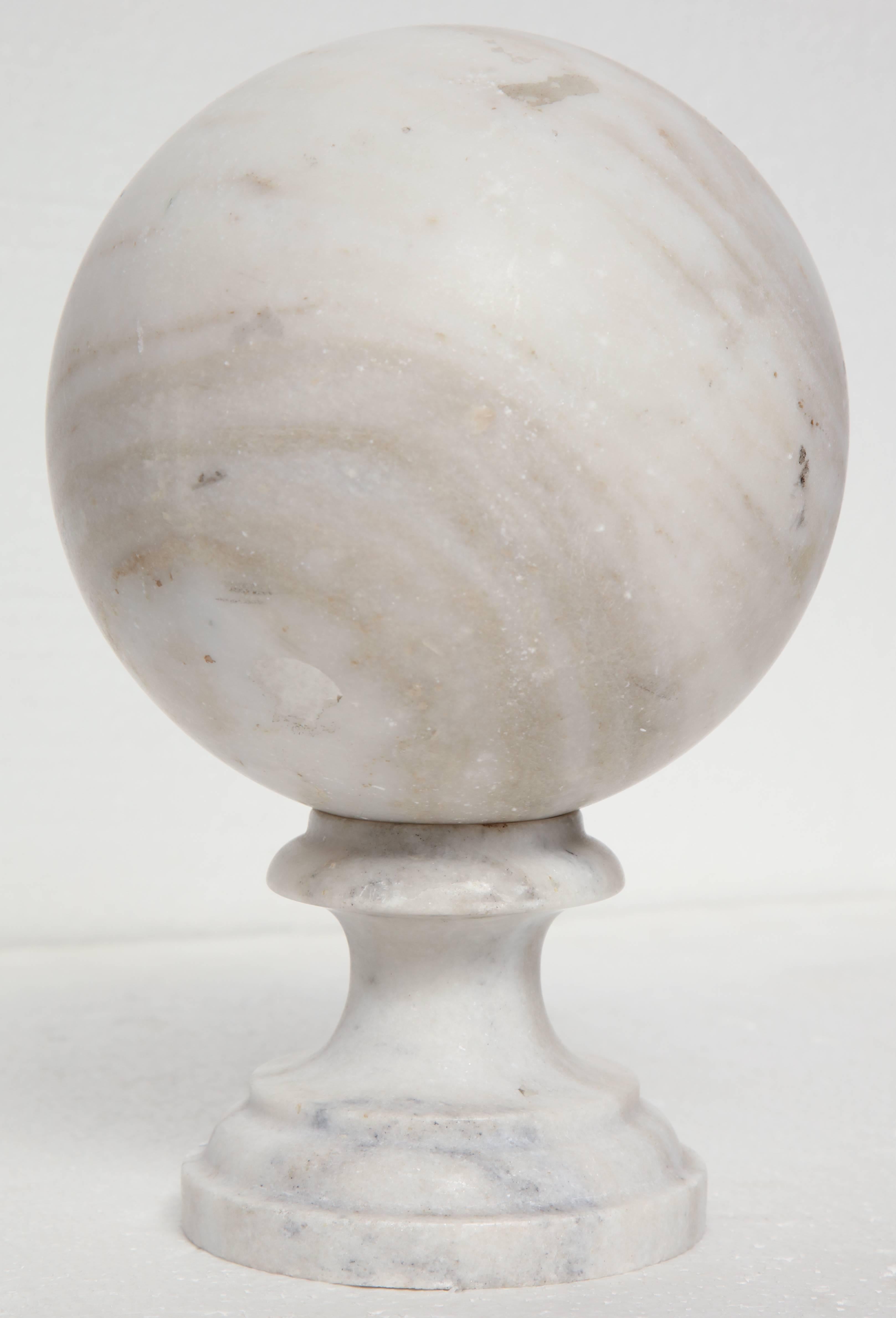 Single Marble Ball on Stand In Excellent Condition For Sale In New York, NY