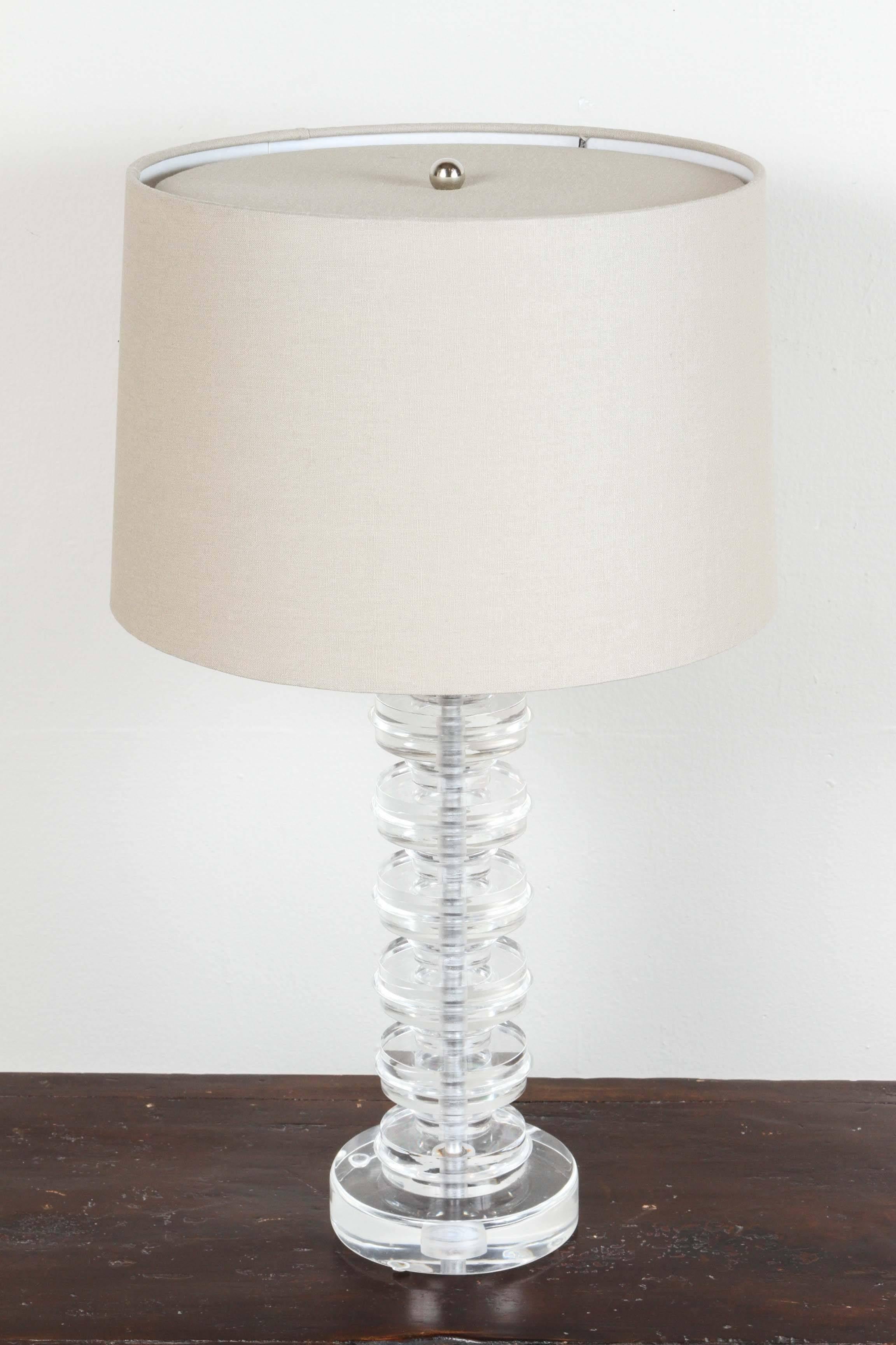 Lucite Disc Table Lamp In Good Condition For Sale In Los Angeles, CA