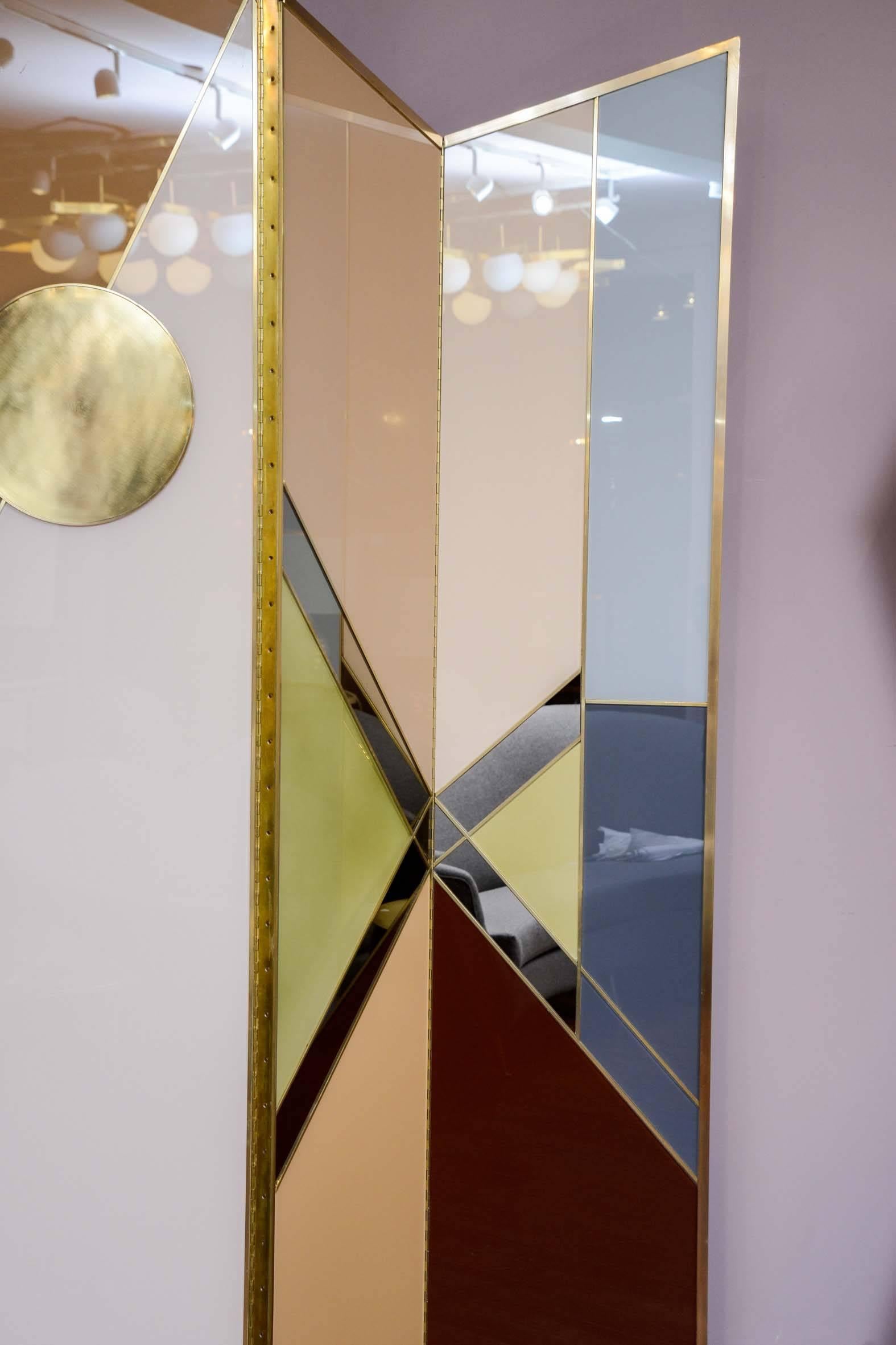 Pair of screens in brass and coloured mirrors, geometrical shape
Dimensions : 180 X H 221 cm and 192 x H 214 cm