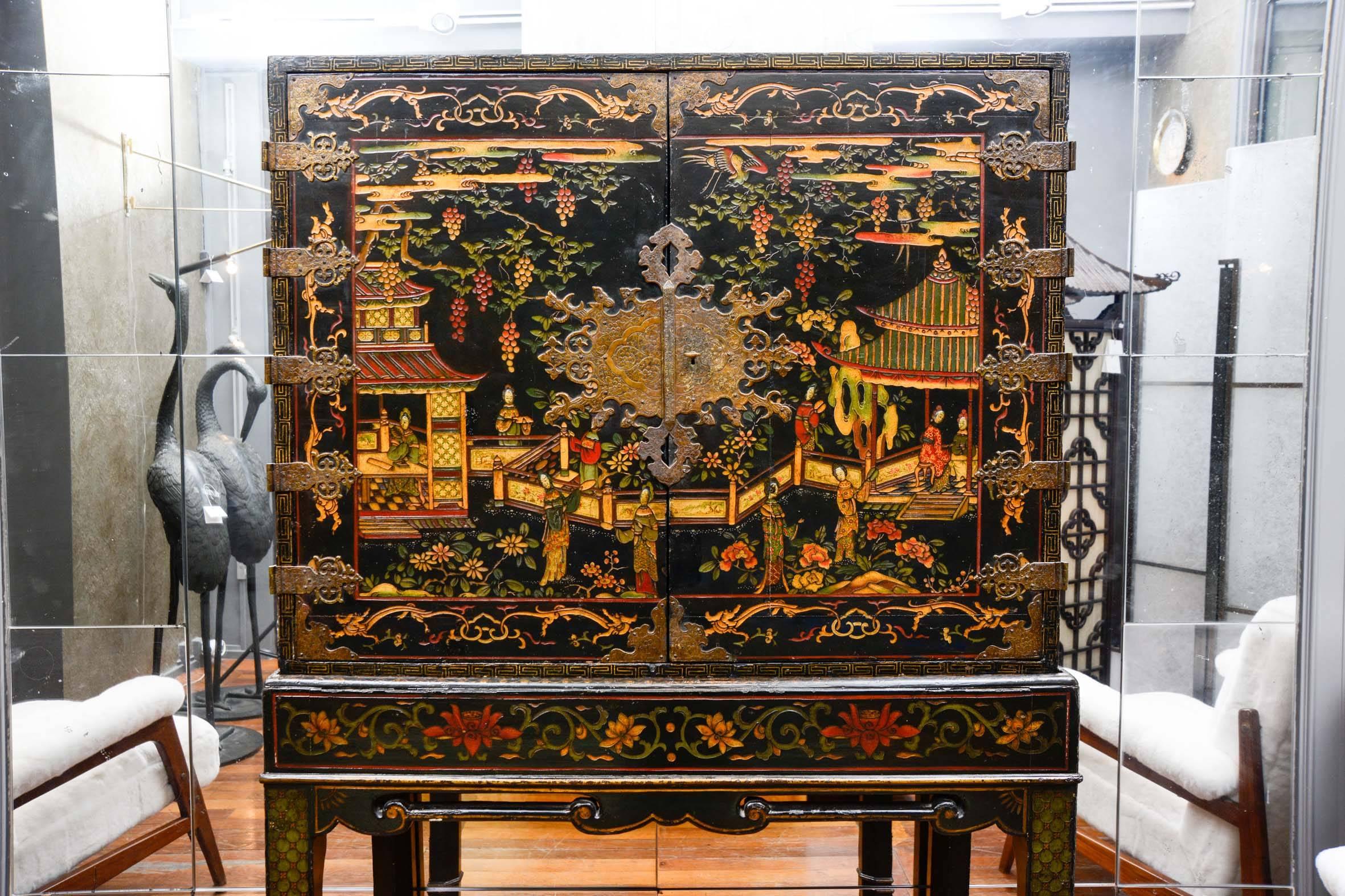 Chinese cabinet in coromandel lacquer, two doors opening on a red and gold altar prayer with a Buddha, 13 drawers.