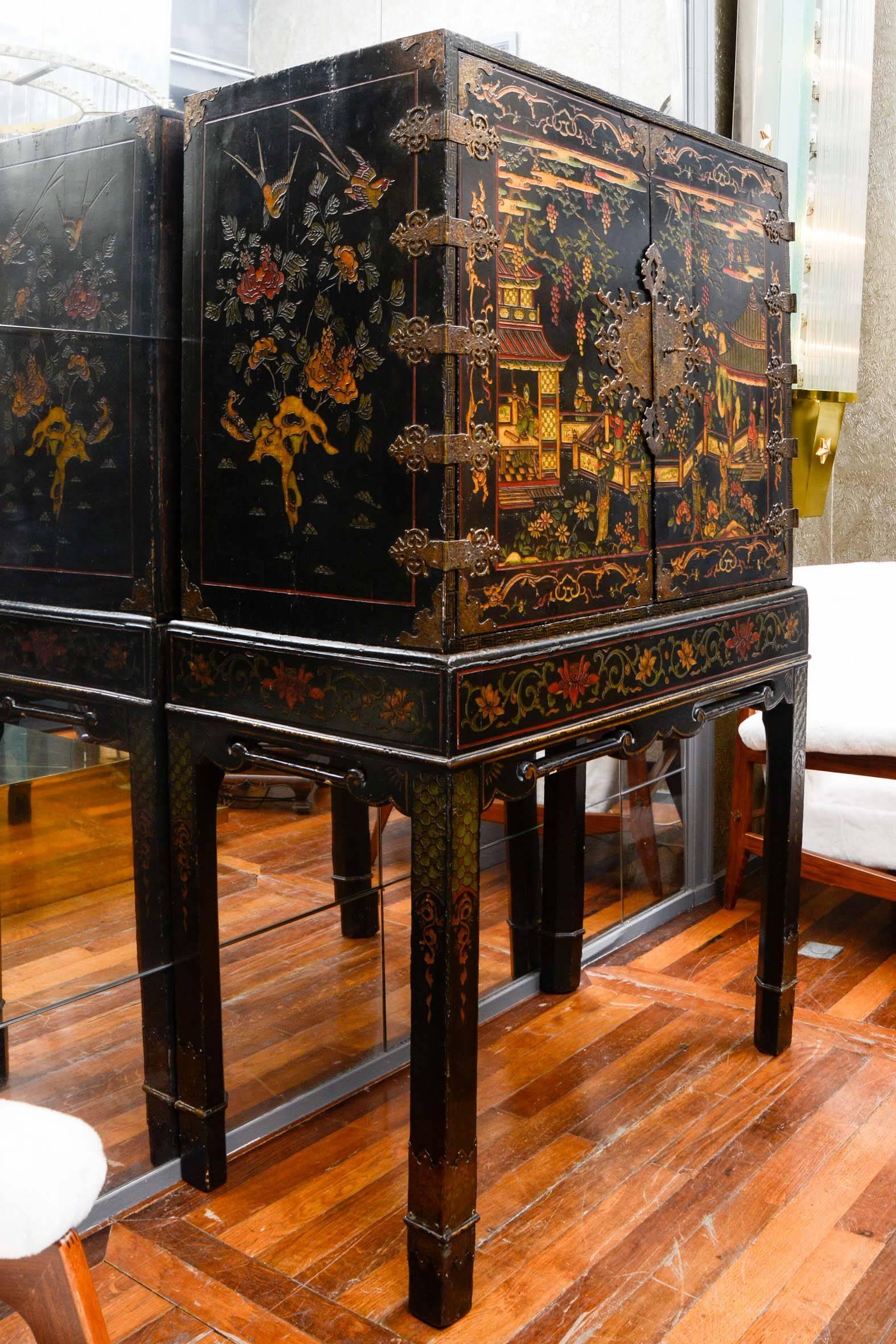 Chinoiserie Very Delicate Chinese Cabinet