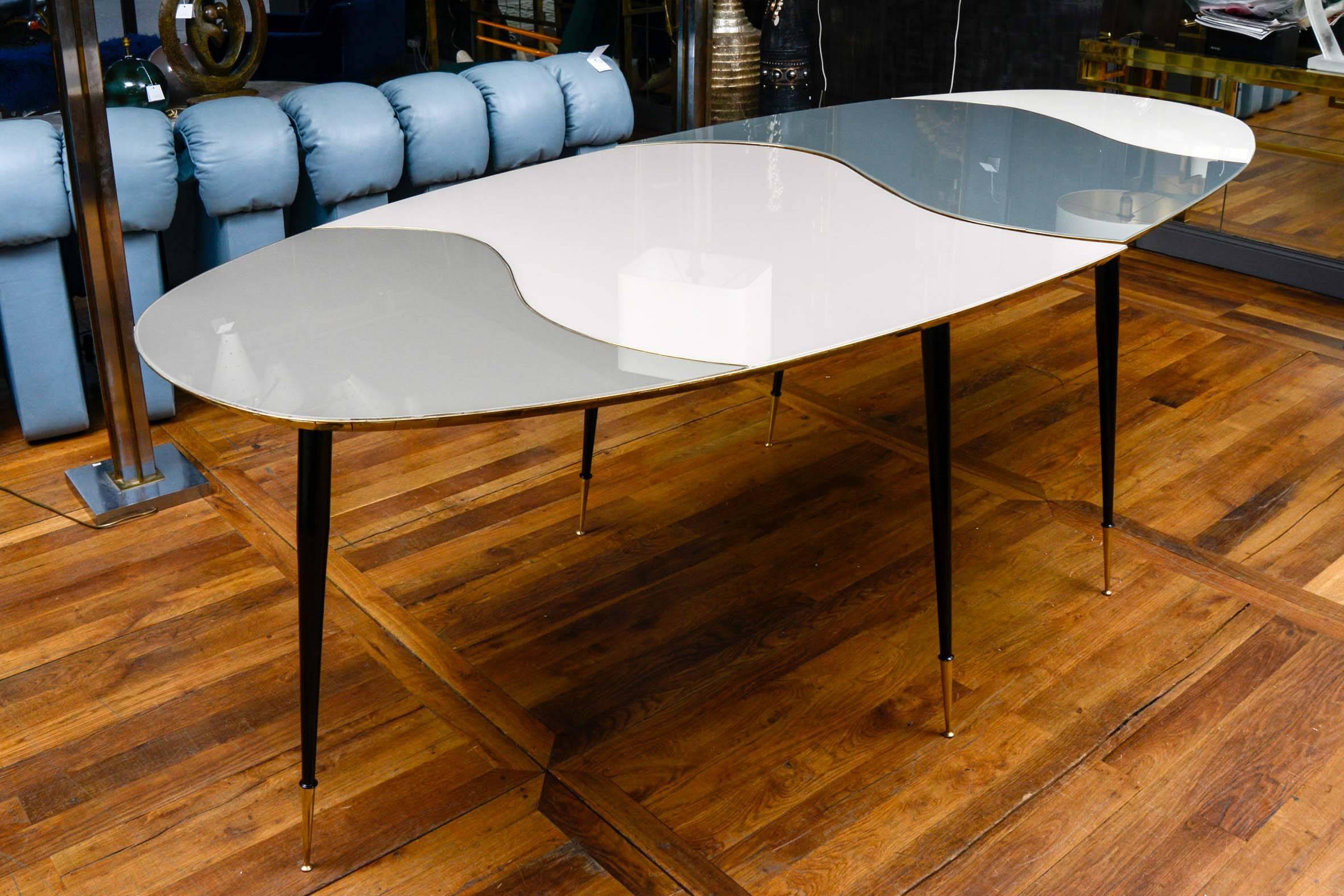 Top mirror table divided in two parts, brass fillet, six feet.
Possibility to choose different colors of mirror for this table.
Collection Studio Glustin.
 