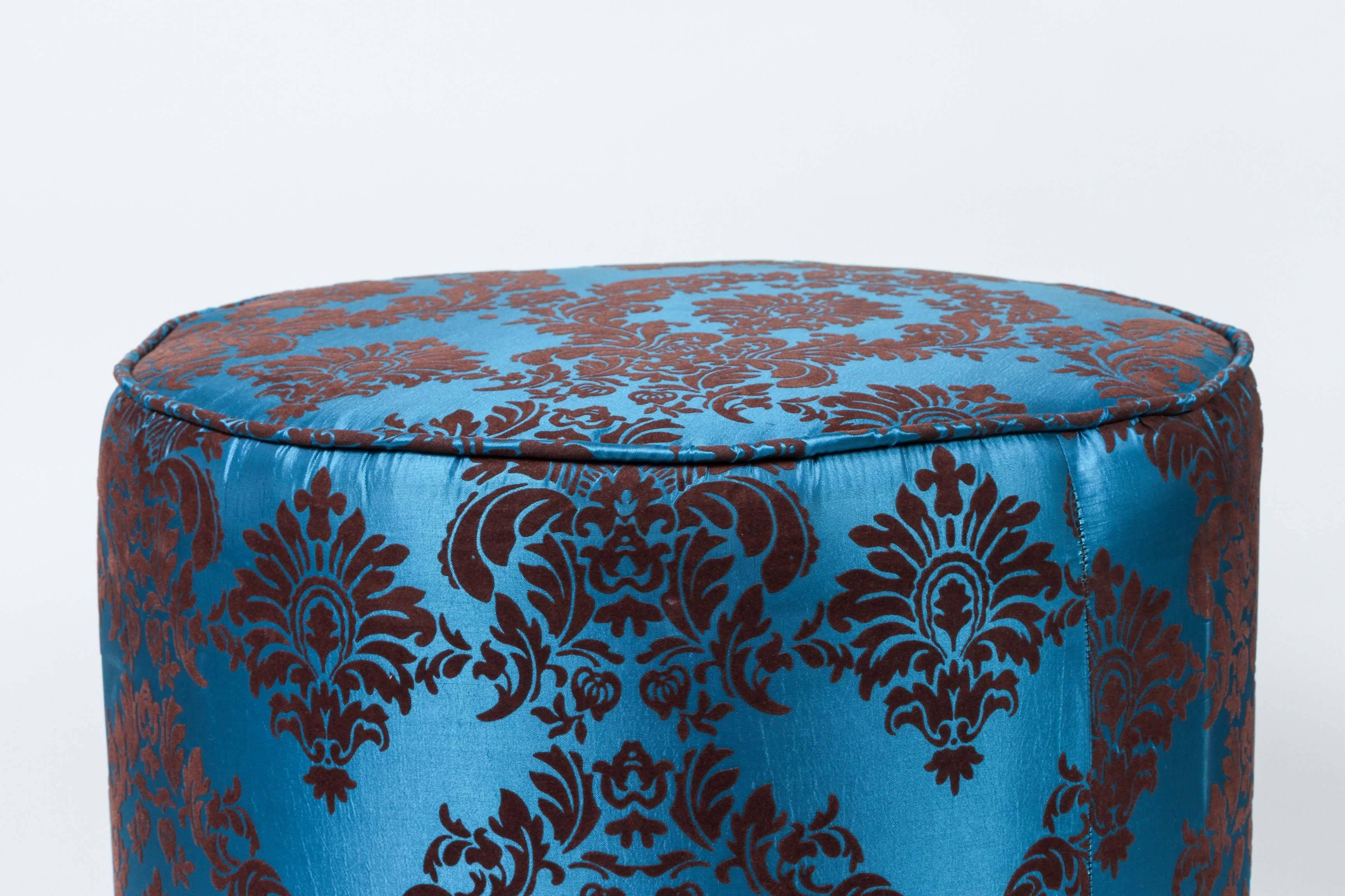Mauresque Paire de tabourets ronds tapissés bleu vintage en vente