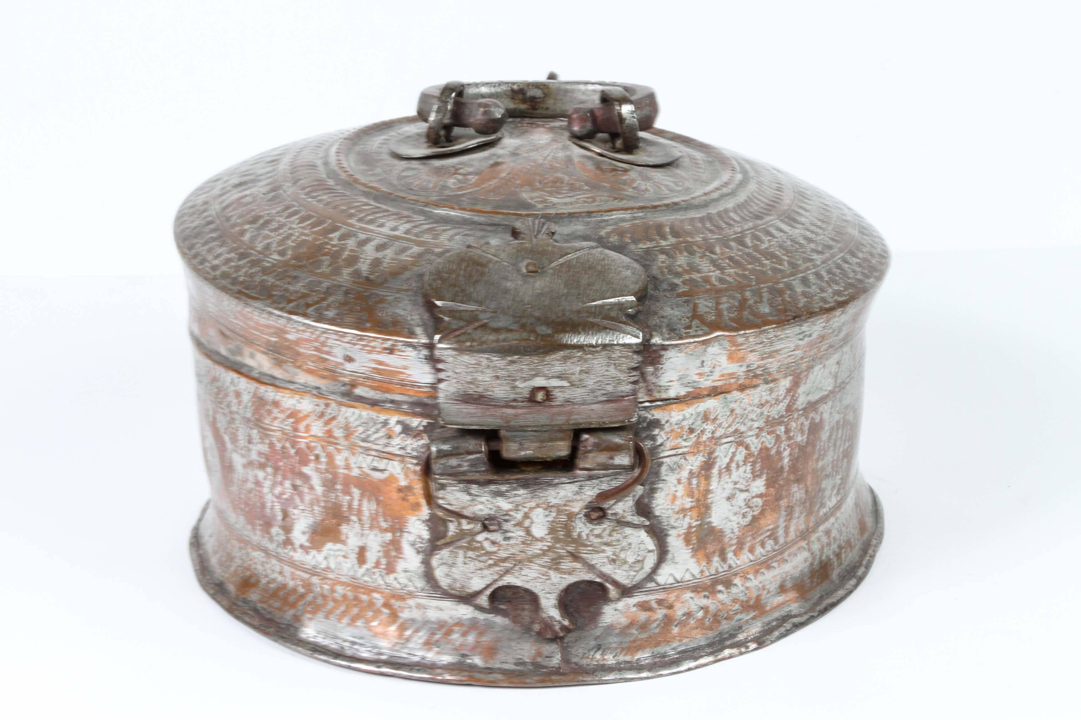 Antigua Caja Redonda de Cobre y Bronce del Sur de Asia con Tapa de la India S. XIX Indio en venta