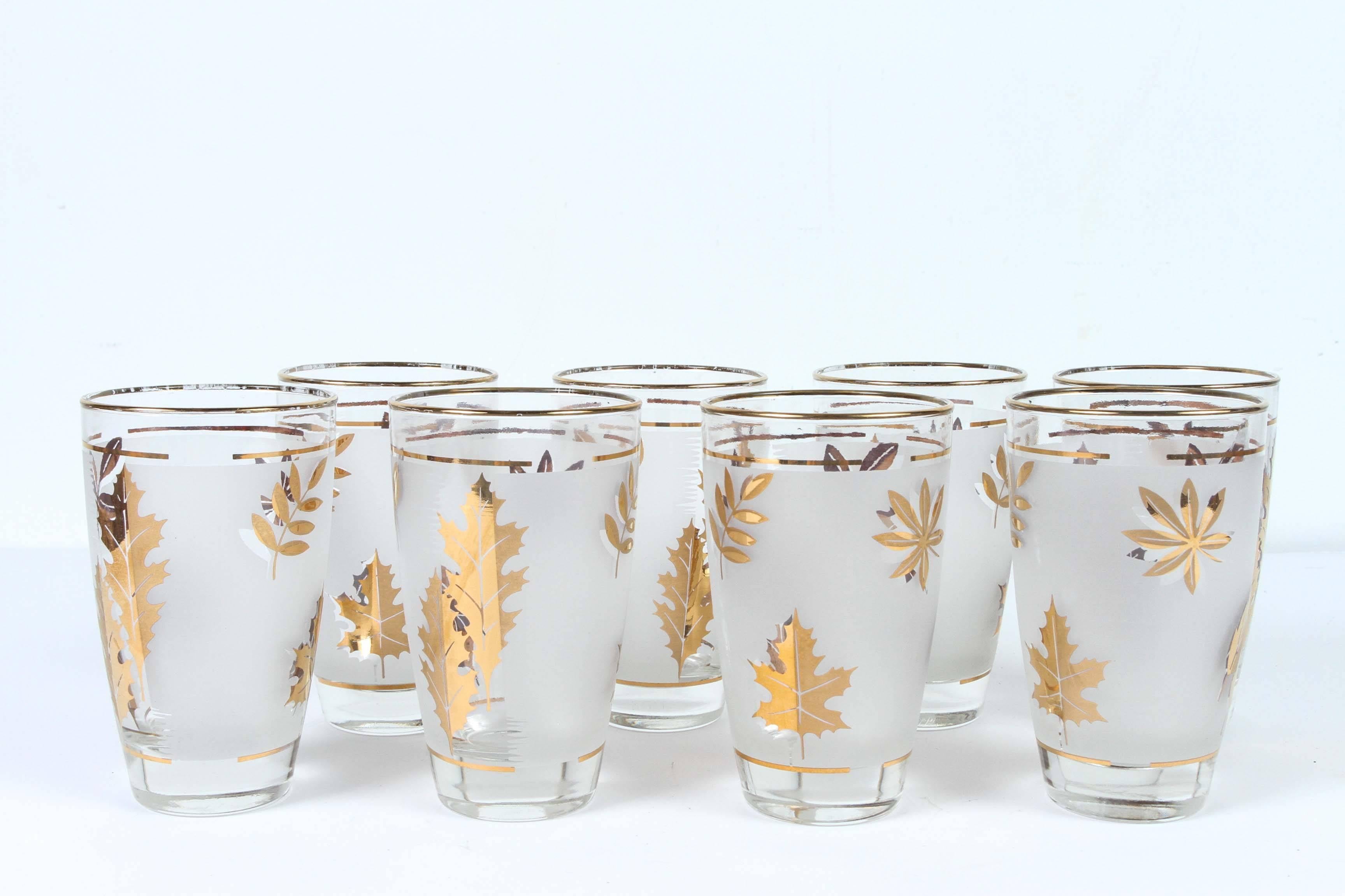 Set of eight vintage cocktail glasses. Manufactured by Libbey in original box.
1950s Hollywood Regency.
Decorated with a classical gold lief pattern on frosted glass.
In good condition, perfect for the holidays and gorgeous on display in a cabinet