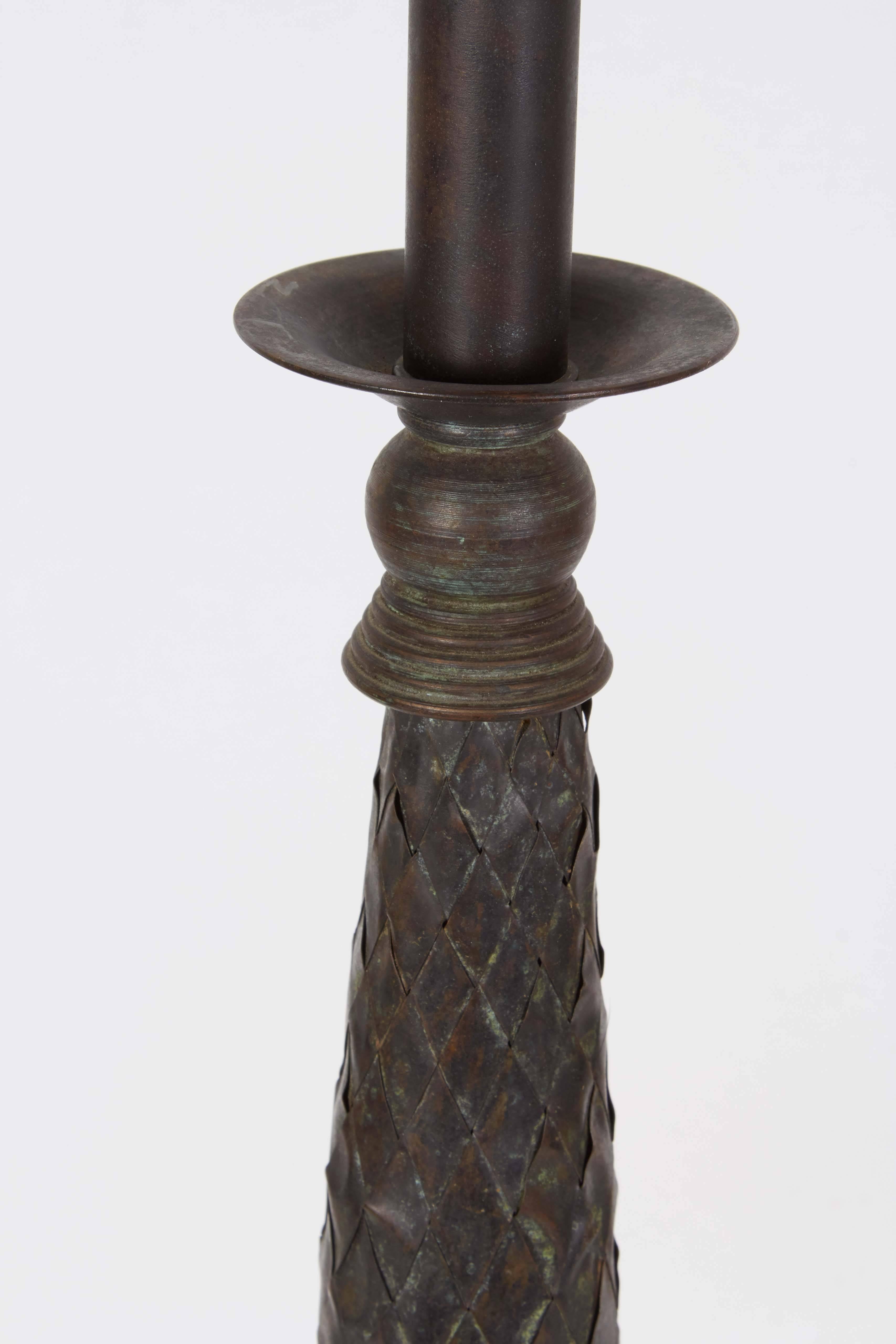 Une paire de lampes de table chandeliers vintage, fabriquées par Maitland-Smith, chacune en cuivre patiné, avec des tiges effilées tissées et des motifs décoratifs en forme de boules. Très bon état, usure conforme à l'âge et à l'utilisation.

10974