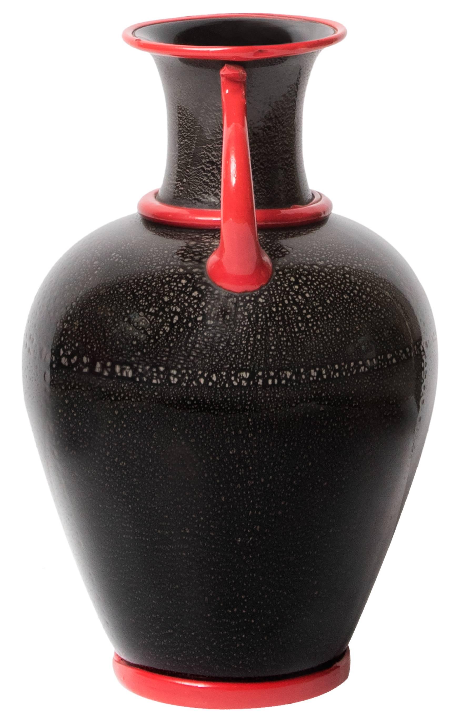 Black glass vase with silver leaf application.
Details in red "pasta vitrea".
Designed by Napoleone Martinuzzi for Zecchin Martinuzzi.
Murano 1930s.
H. cm 36.