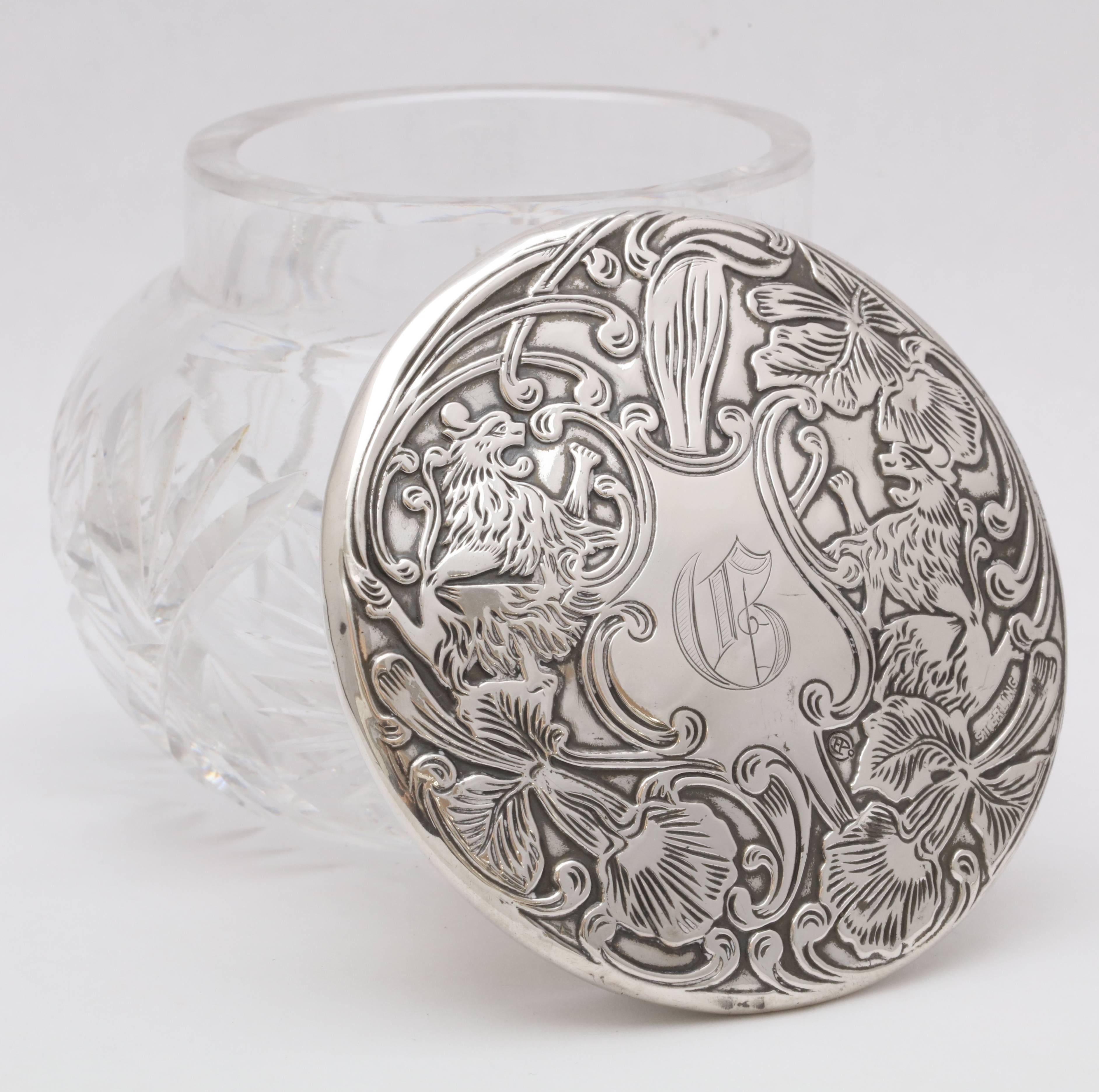 Art nouveau Exceptionnelle jarre à poudre Art Nouveau en argent sterling avec couvercle à motif de lion en vente